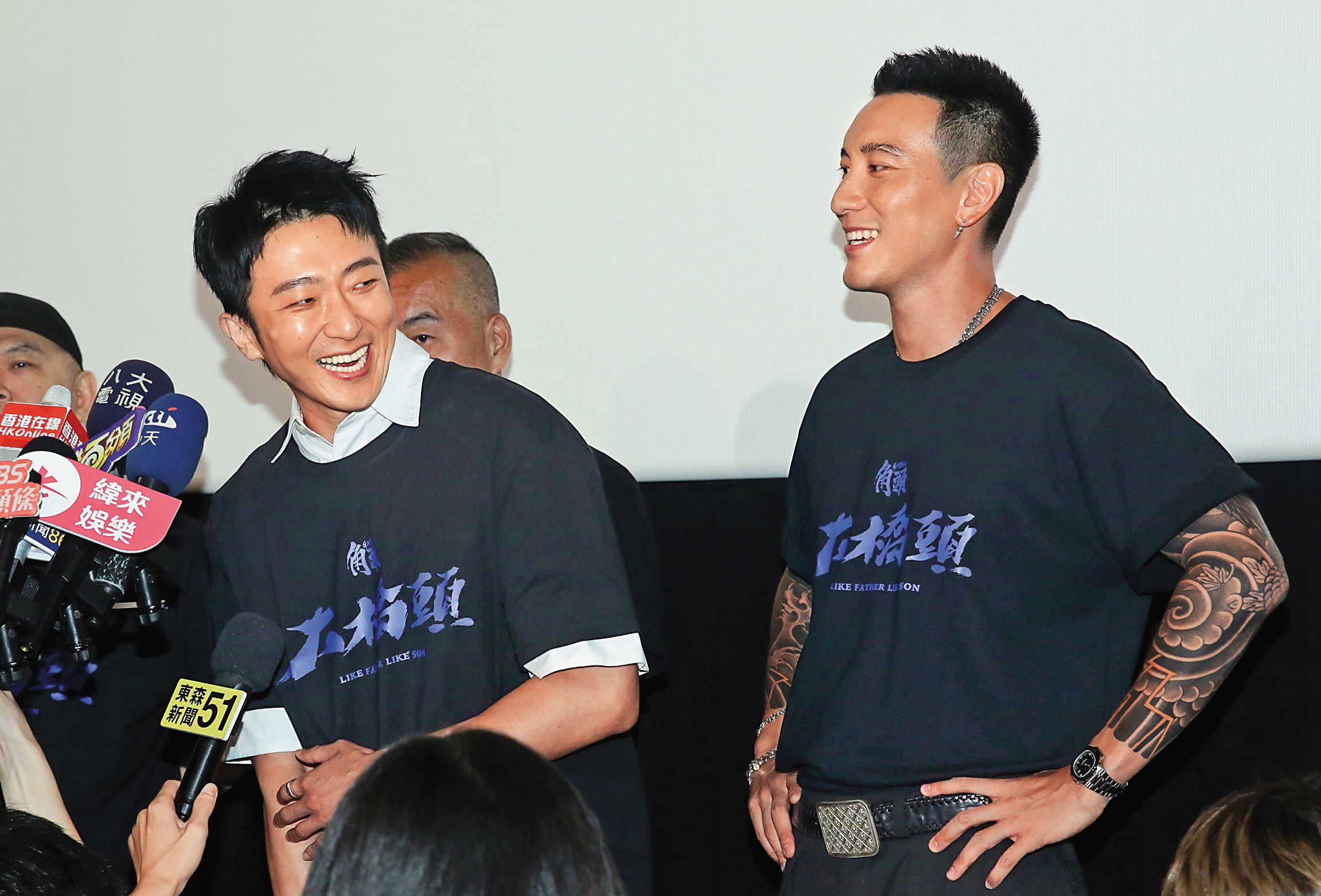 王陽明（右）插腰站在懷秋（左）身旁，這畫面怎麼有點令人男以啟齒…（羞）