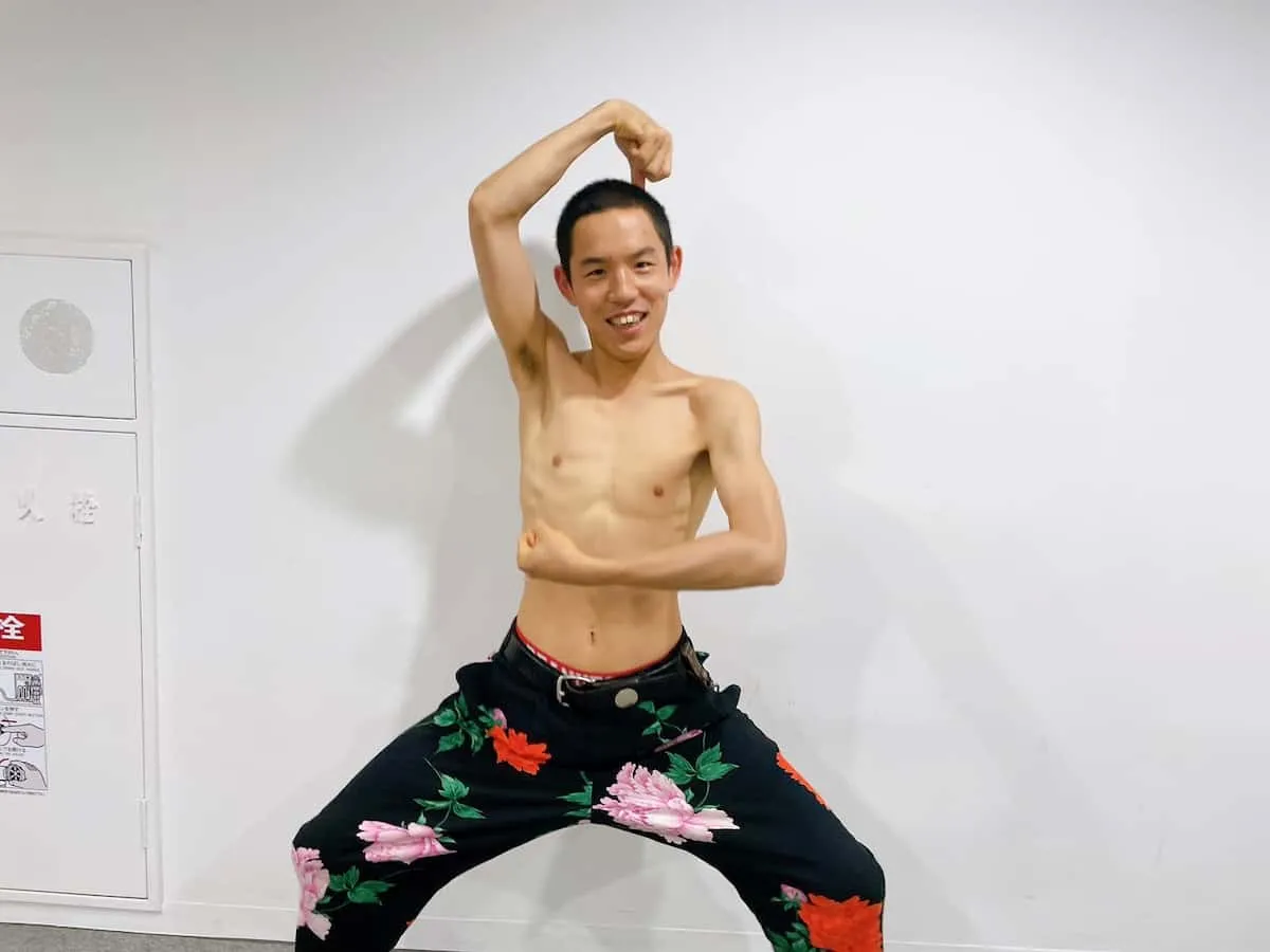 搞笑三人組「四千頭身」成員都築拓紀涉嫌在活動會場觸摸20多歲女子下半身，案件已遭警方函送檢方。（翻攝網路）