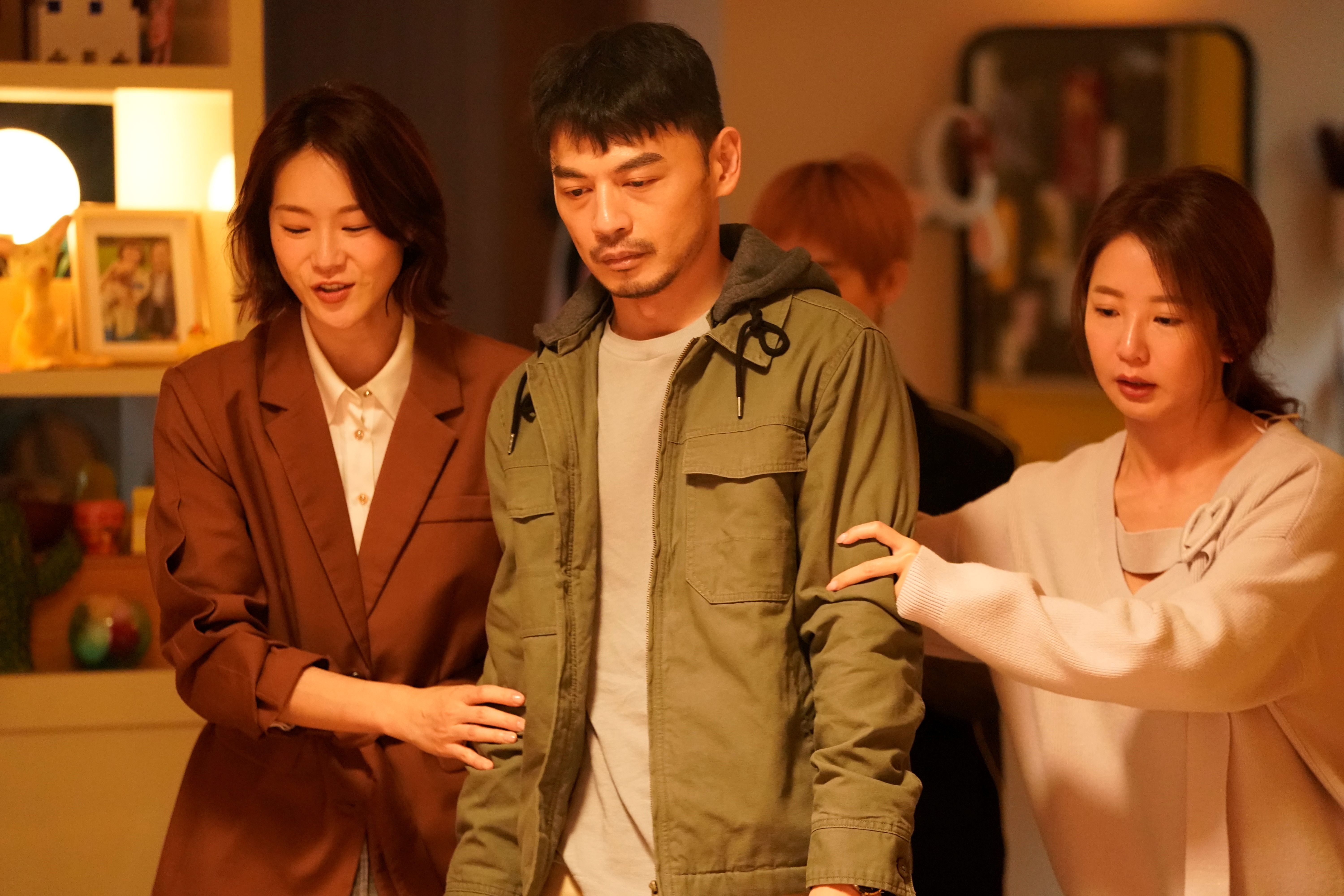 《何戀》本週完結再衝高峰！MyVideo稱霸榜單「八大收視奪冠」；左起鍾瑶、阿KEN、郭書瑤。（彼此影業提供）