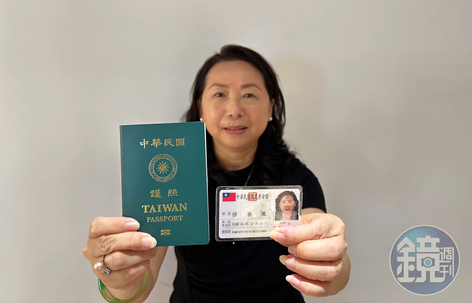徐春鶯拿出中華民國身分證及護照，強調自己從未加入中國共產黨。（圖／鏡週刊）