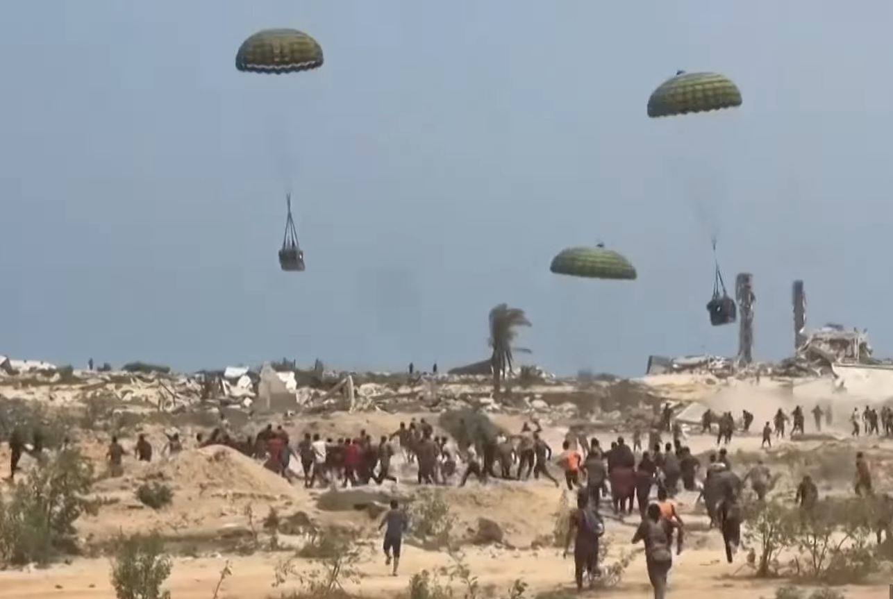 加薩悲劇再起！15歲少年命喪空投物資的搶救口糧。（翻攝自YouTube @Global News）