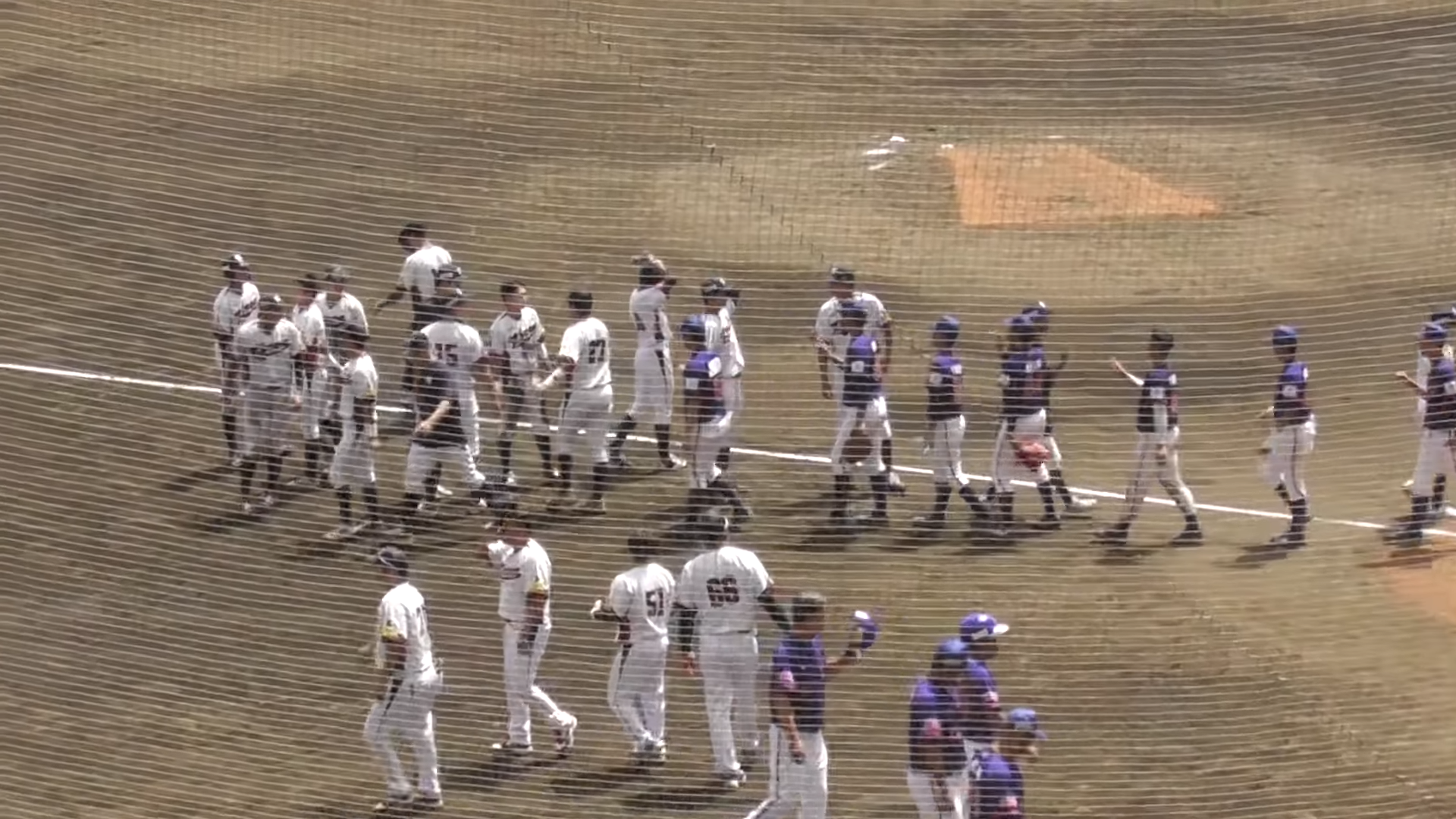 U18季軍戰韓國吞敗，部分選手賽後拒絕和台灣選手擊掌，甚至也不讓隊友擊掌。（翻攝自YouTube熱中高校野球部）