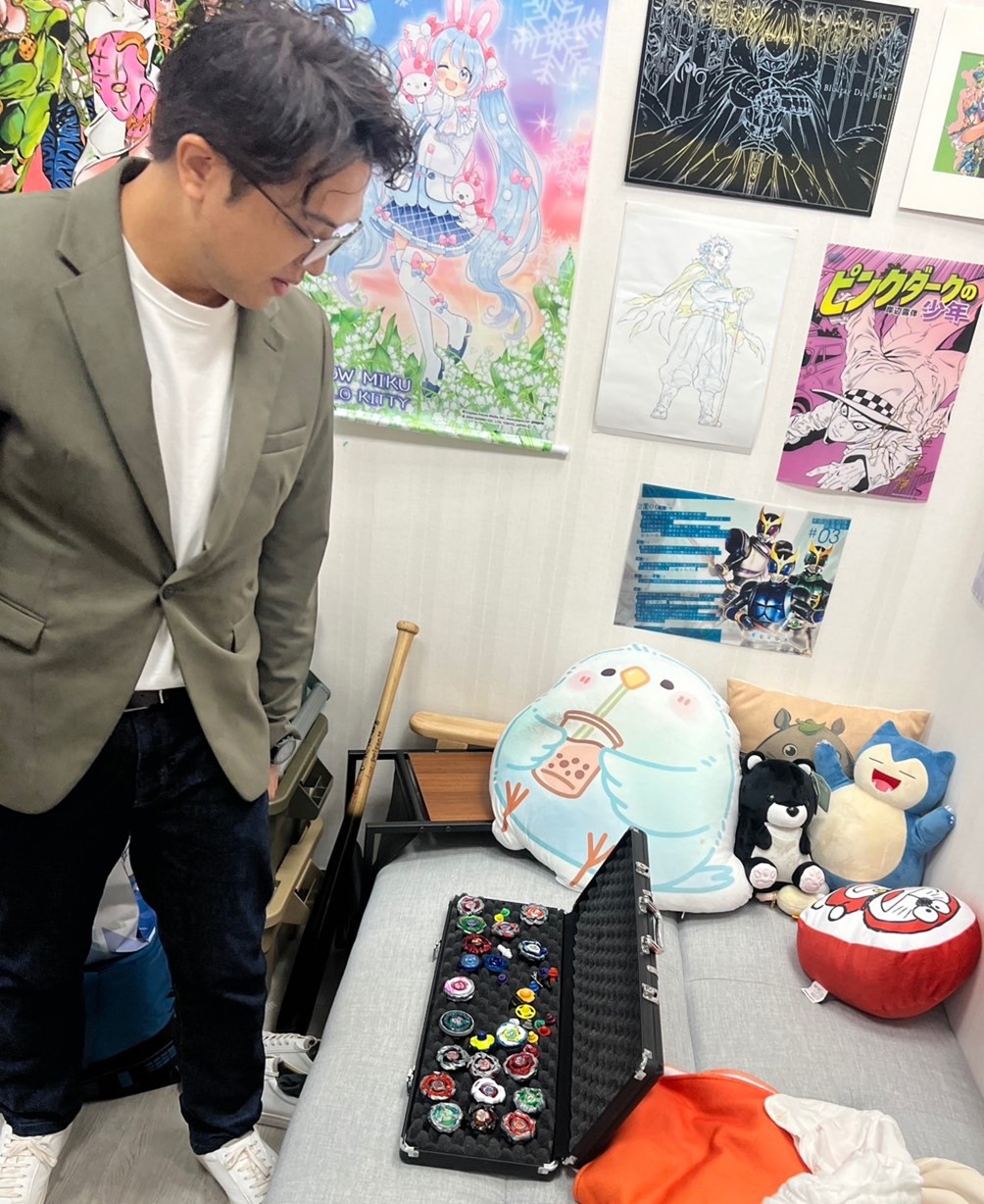 沈伯洋的立委研究室堆滿了公仔、海報和組裝一半的模型，地上還堆著一疊戰鬥陀螺的對戰盤。