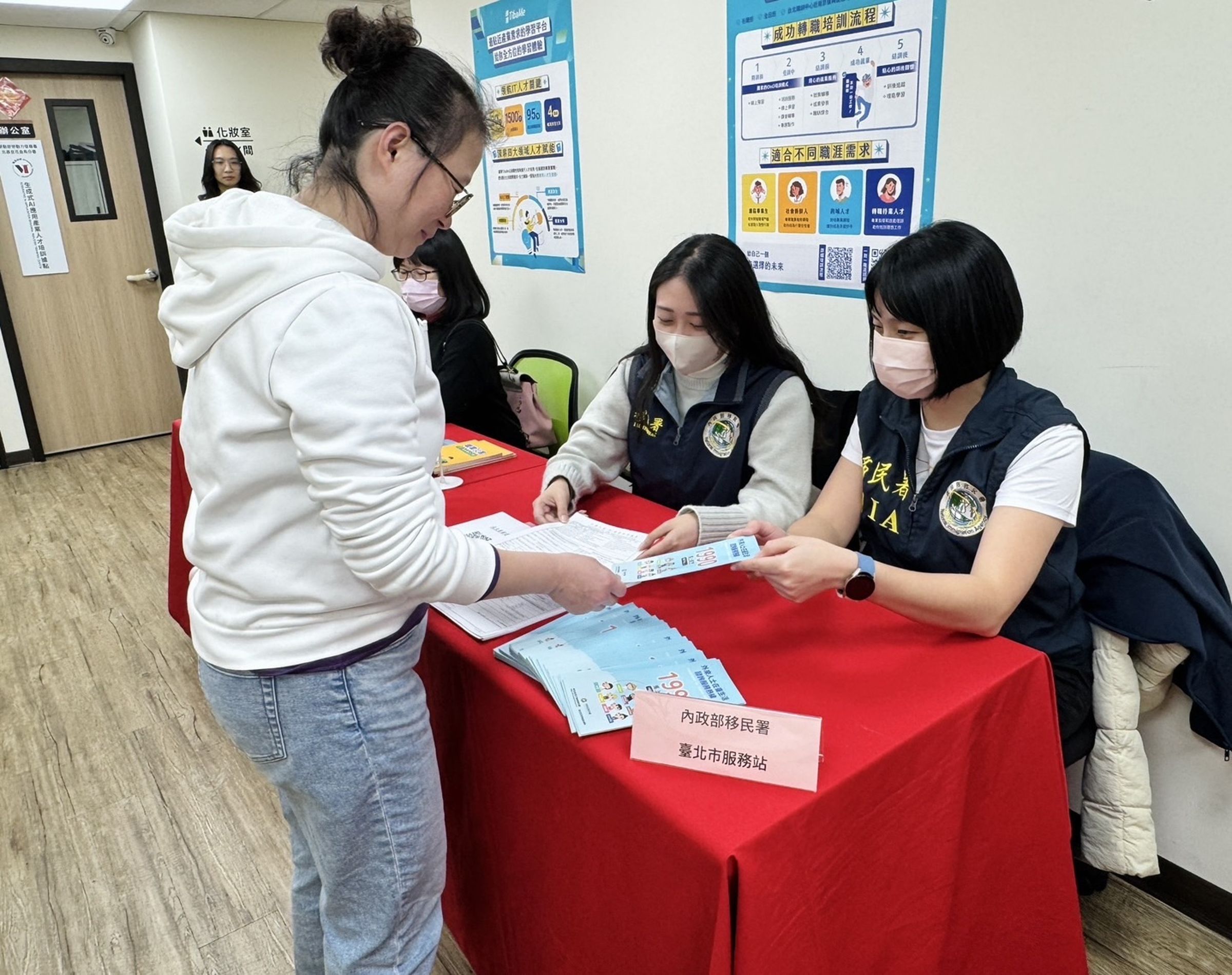 移民署台北市服務站移民官於說明會現場為企業(雇主)說明申請相關居留規定。(移民署提供)
