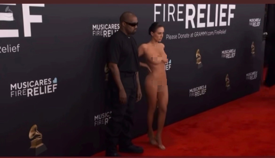 肯爺（左）在葛萊美紅毯上，默許老婆碧昂卡（右）裸體示眾。（翻攝自IG@YE）