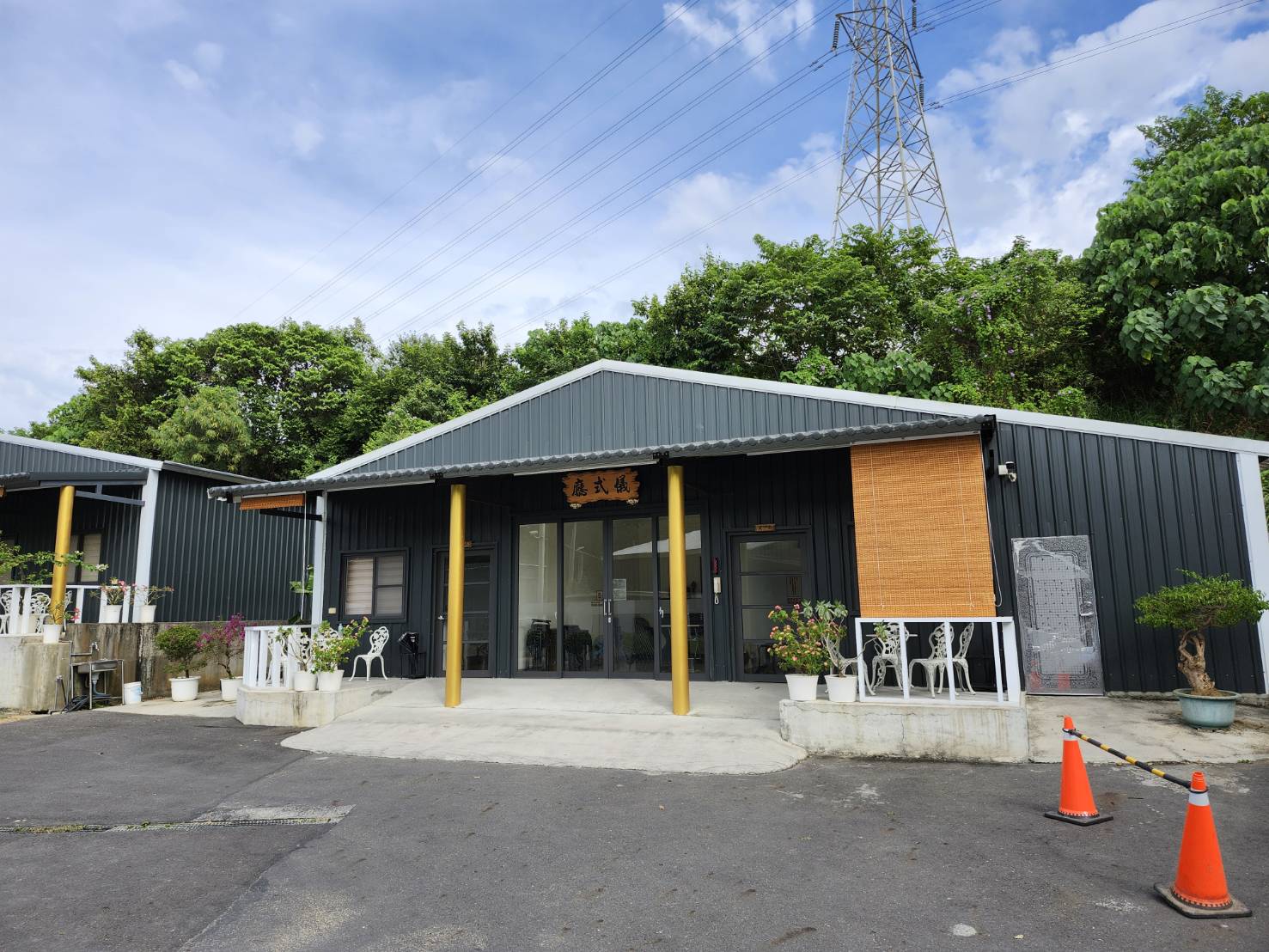 富貴天境墓園涉租用周邊農地違規擴建停車場等殯葬設施，備受爭議。（翻攝畫面）