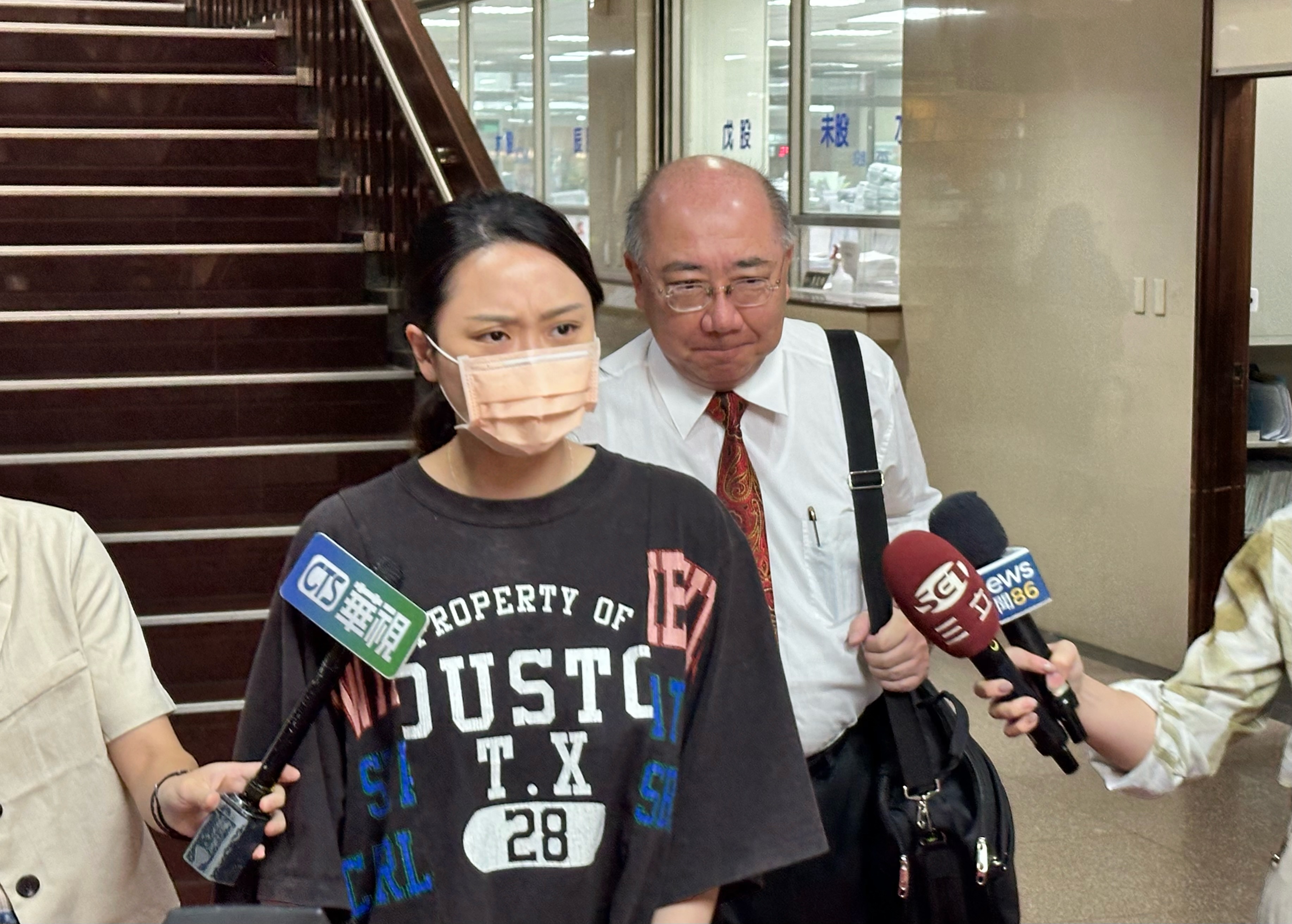 桌球國手鄭先知（左）開車肇事奪命，與律師詹文凱（右）出庭否認犯涉過失致死罪。