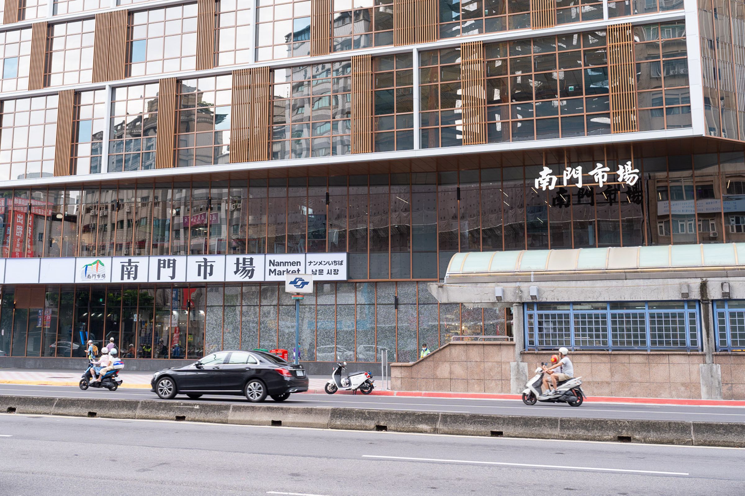 南門市場自上個月7日試營運以來,每天吸引大批民眾前來朝聖。(翻攝自南門市場臉書)