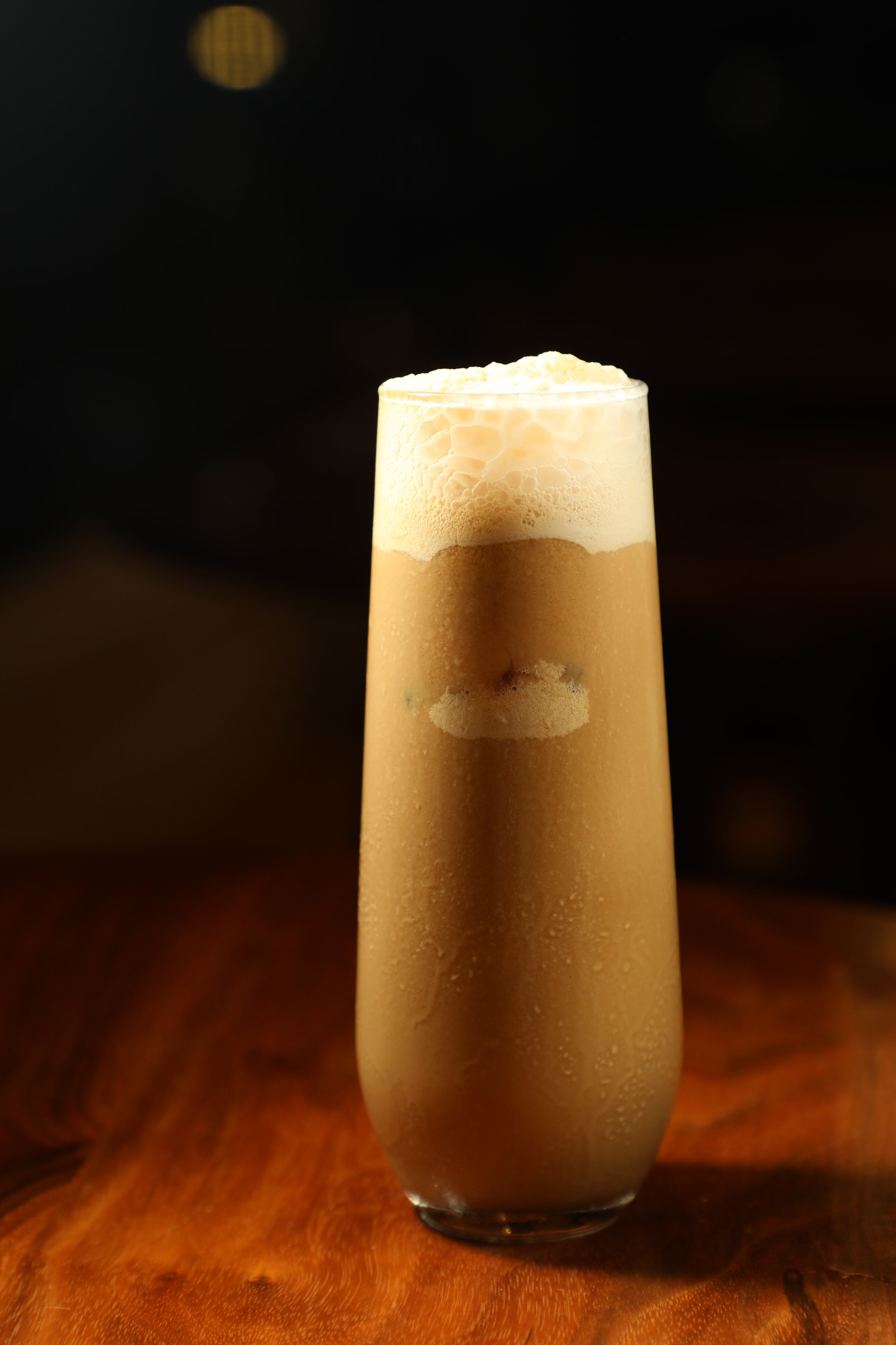 店員推薦的「Coffee Gin Fizz」是百香果風味的冷萃琴酒特調。（港幣78元／杯）