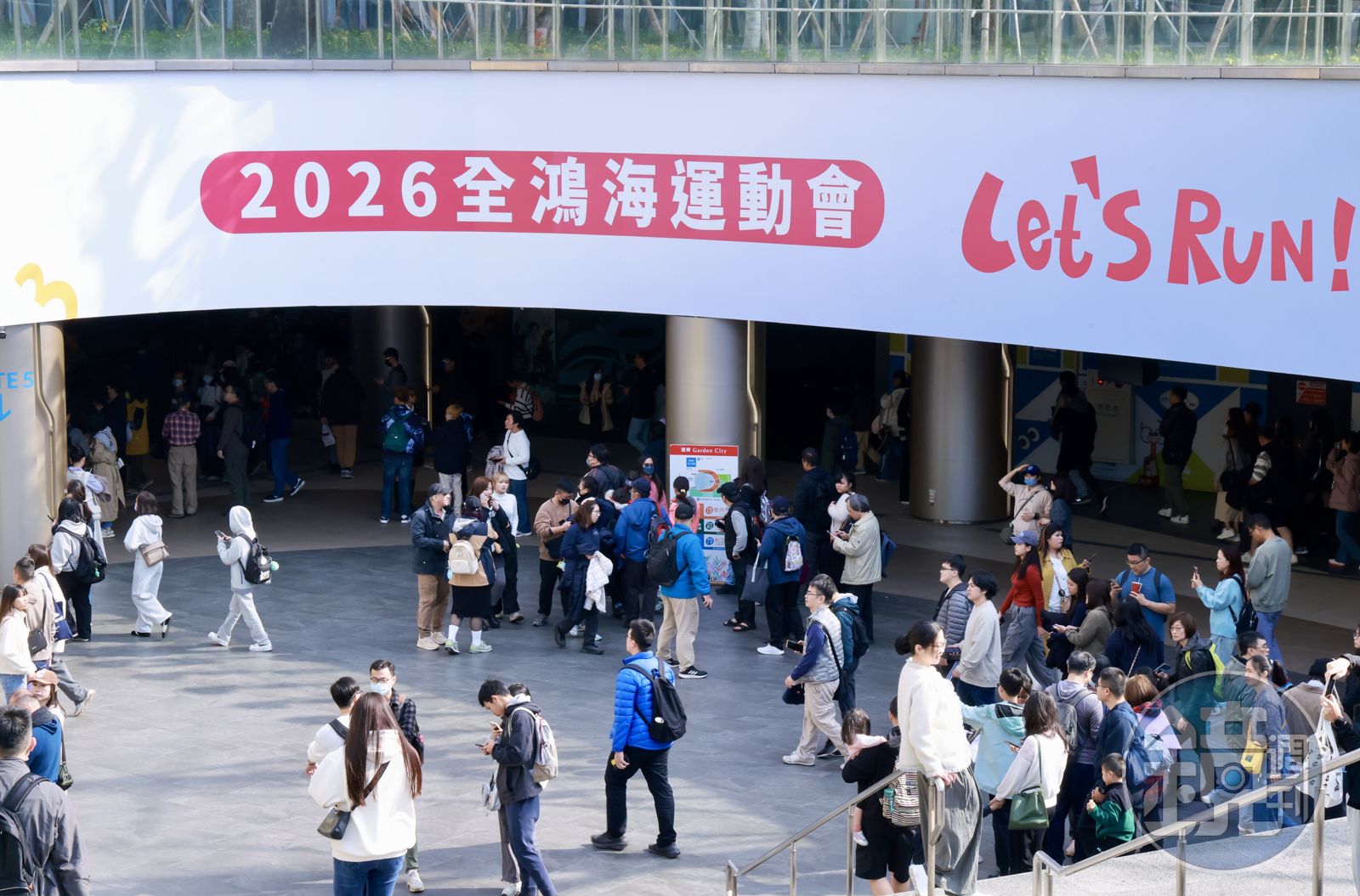 鴻海集團今（12）日舉行「鴻海運動嘉年華」，一早員工陸續到場。