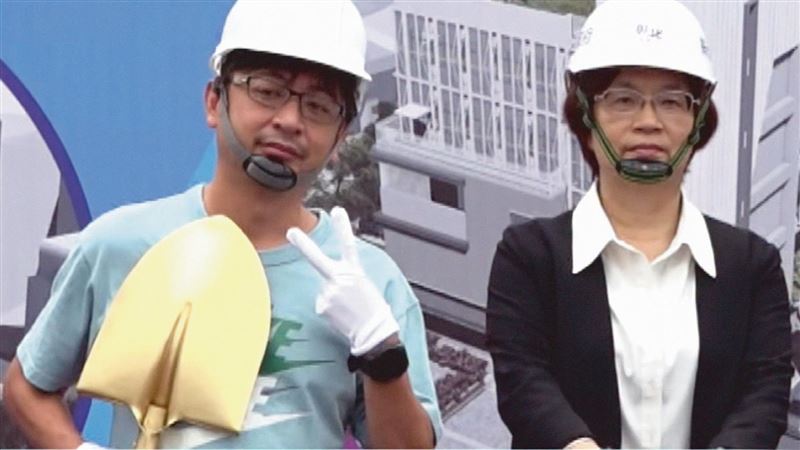 上月9日謝典霖宿醉出席動土典禮，不僅把鏟子拿反，還頻頻擺YA，隨後引發爭議並且對外道歉。（翻攝自張育萌臉書）