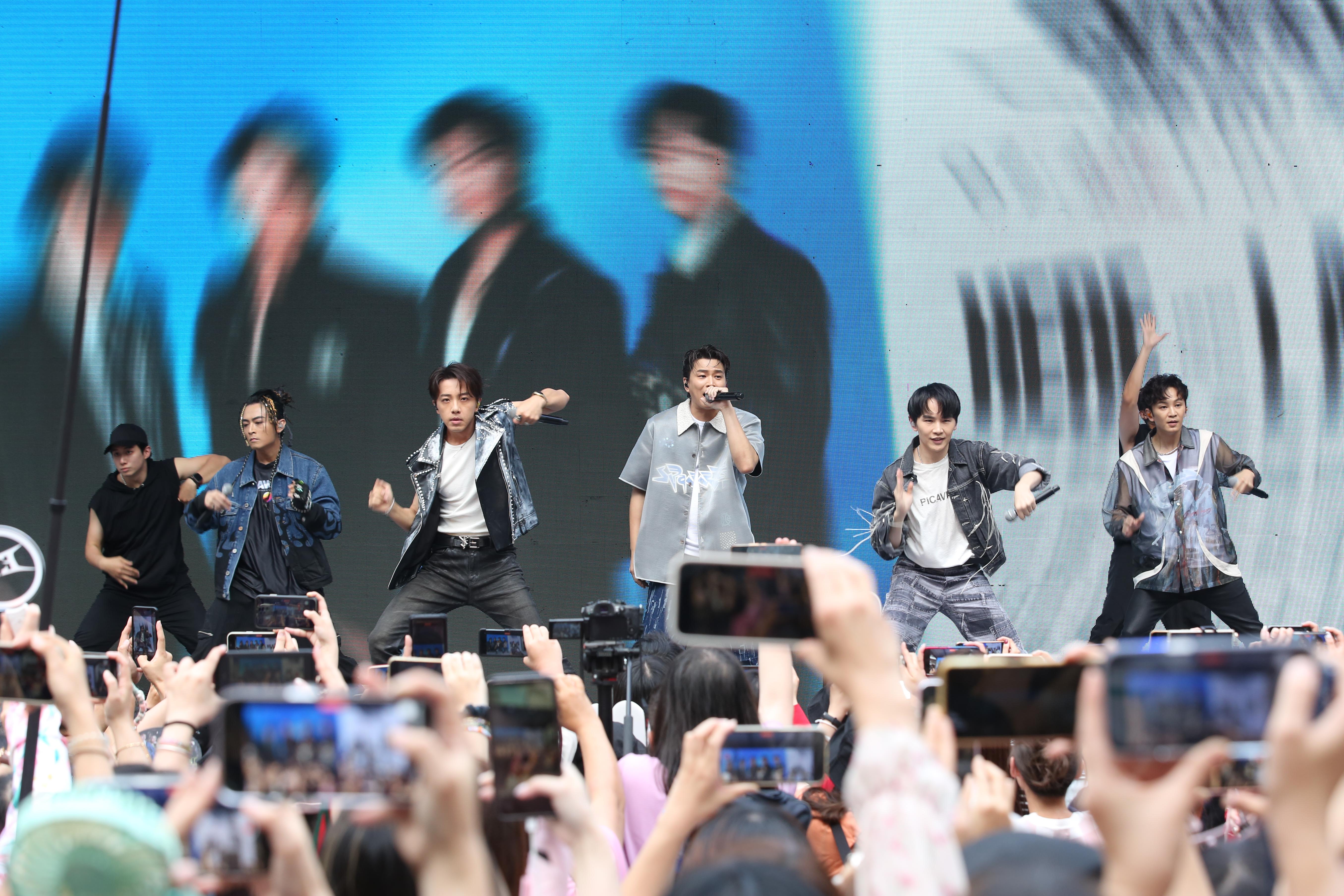 Energy舉辦唯一簽唱會，表演〈星期五晚上〉嗨翻全場。