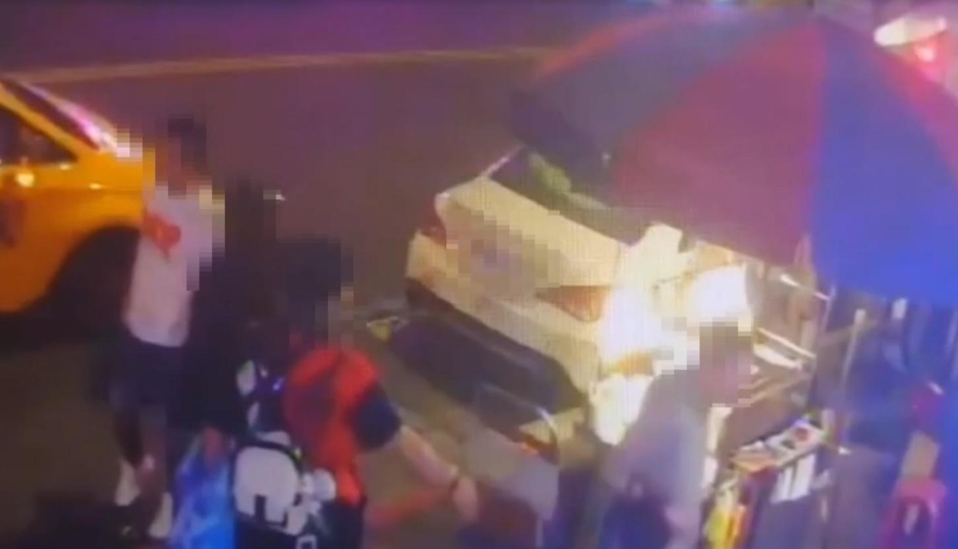 警方調閱監視器，發現林男因不滿姜男嗆罵行凶。（翻攝畫面）