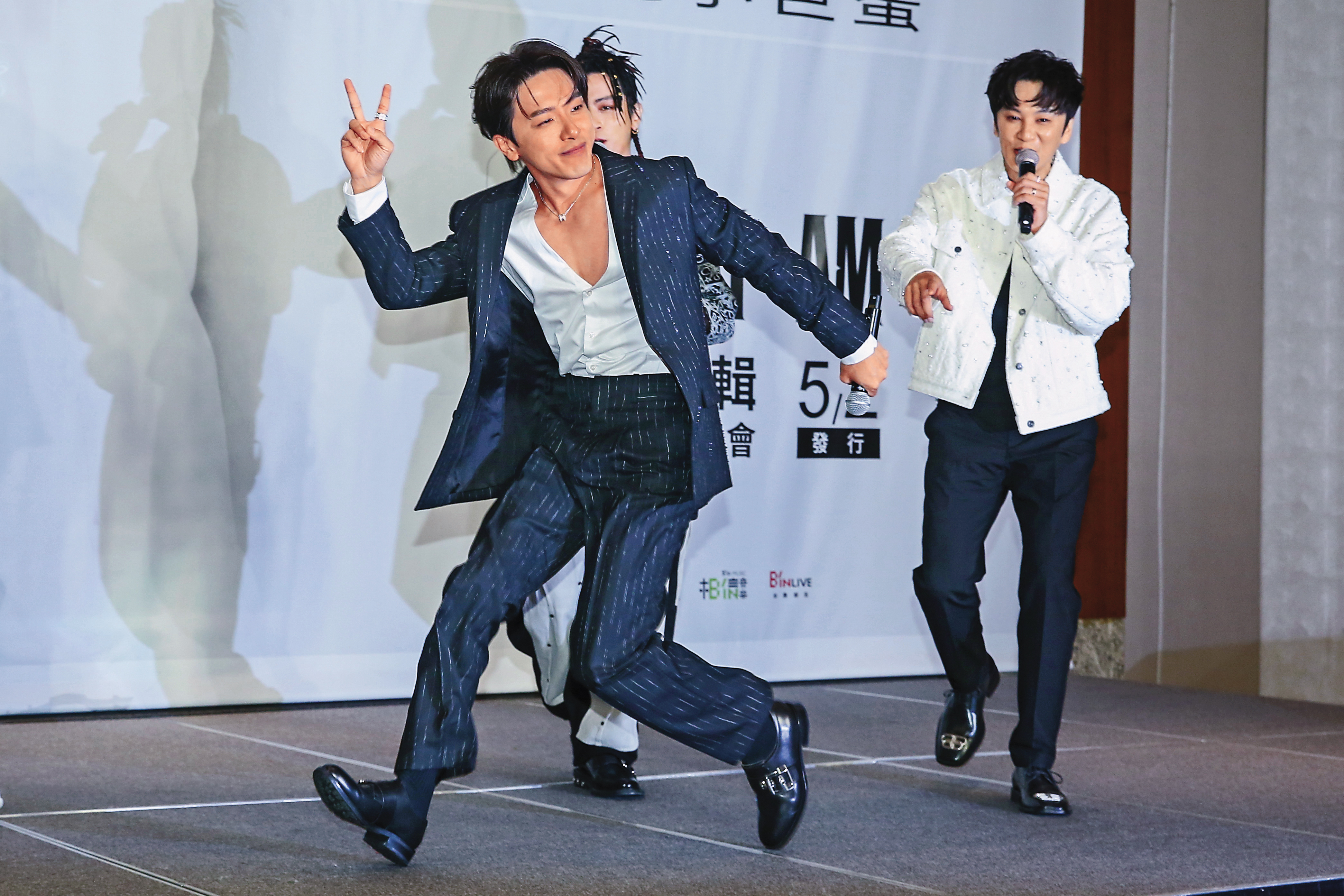 坤達又飆舞又露胸肌，收視保證全靠他扛了。（拍肩）