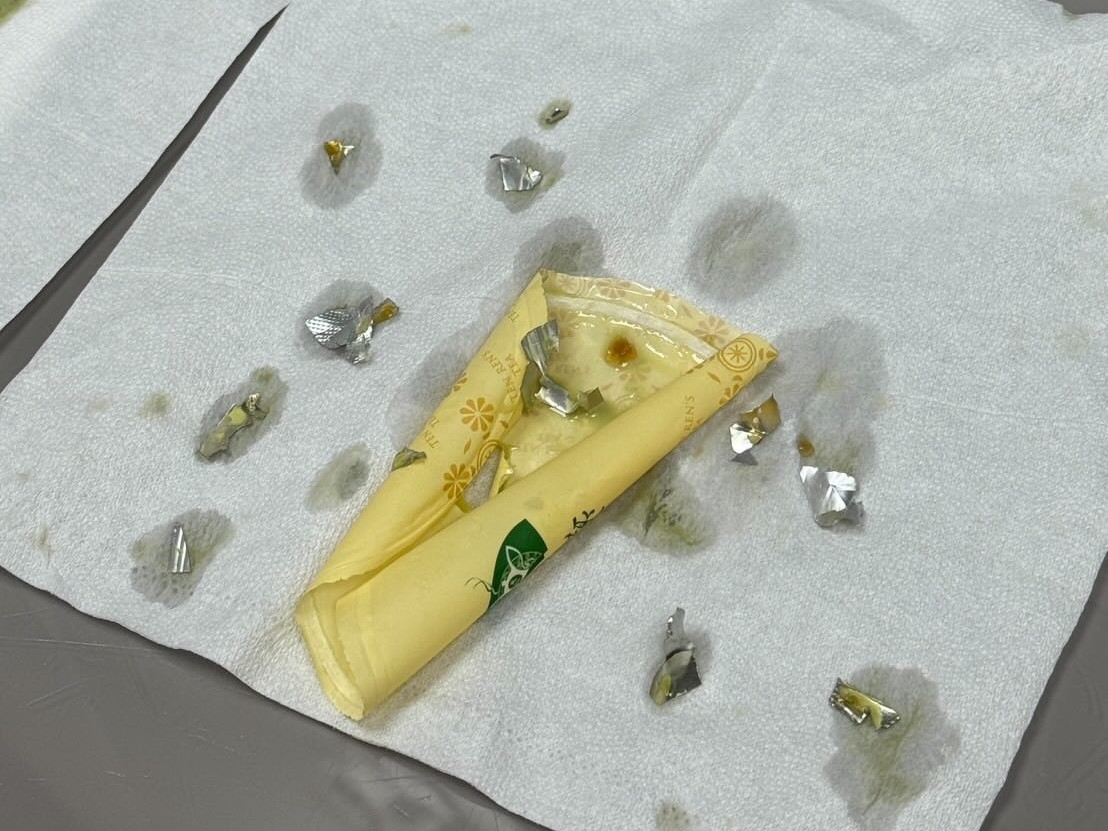有消費者發文表示，發現飲品中混入大量錫箔紙碎片。（翻攝自＠qqderme_Threads）