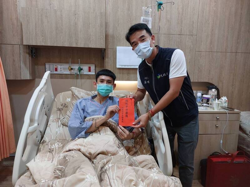 飛官謝沛勳昨駕駛幻象2000戰機訓練時發生動力喪失意外，所幸平安獲救。（桃市府提供）