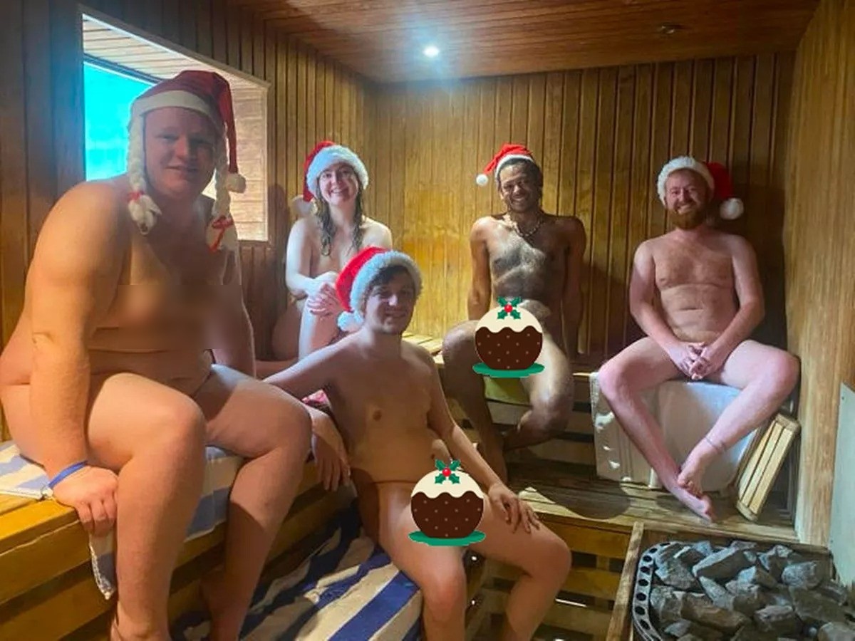 聖誕節裸體快樂！天體營者組團開趴狂歡，跨年還有一場。（翻自《每日星報》）
