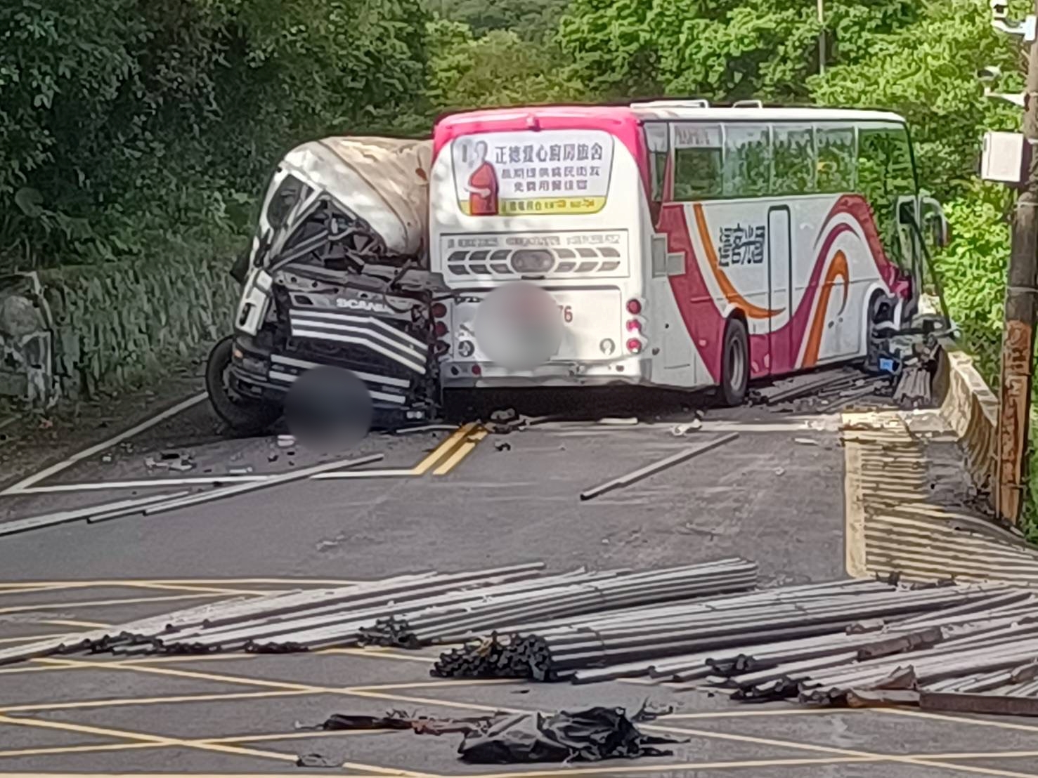 新北市萬里區今日上午發生客運與砂石車對撞的嚴重車禍。（翻攝畫面）