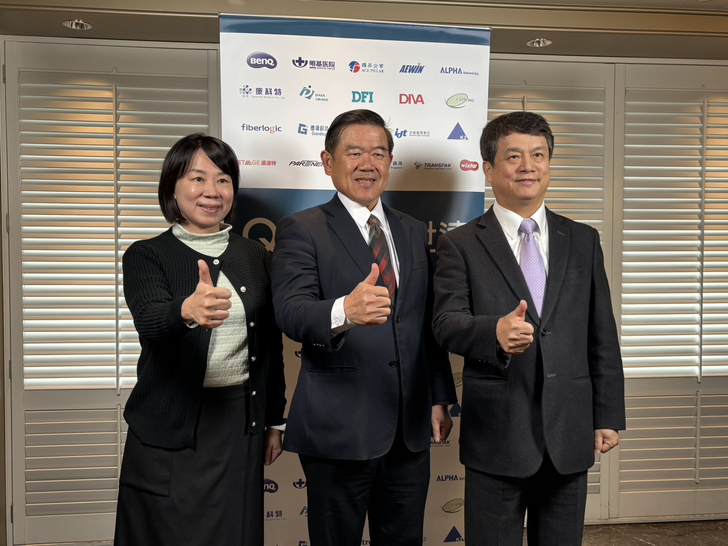 佳世達表示，針對川普的關稅政策，公司已經超前布署，積極尋找新的海外生產基地。(由左至右分別為佳世達財務長兼發言人洪秋金、董事長陳其宏、總經理黃漢州)