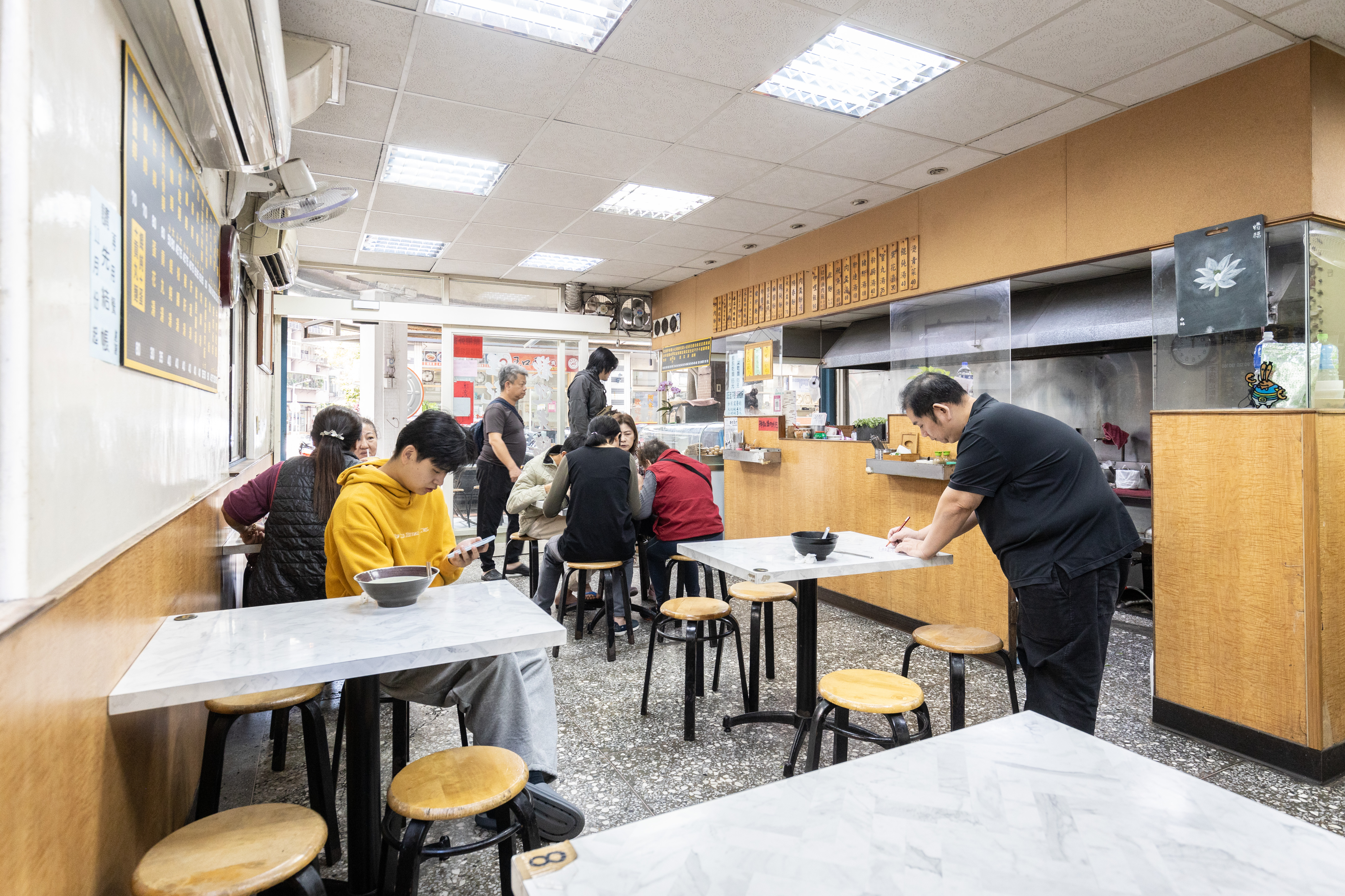 客人大多是附近居民、學生,或工業區的上班族。