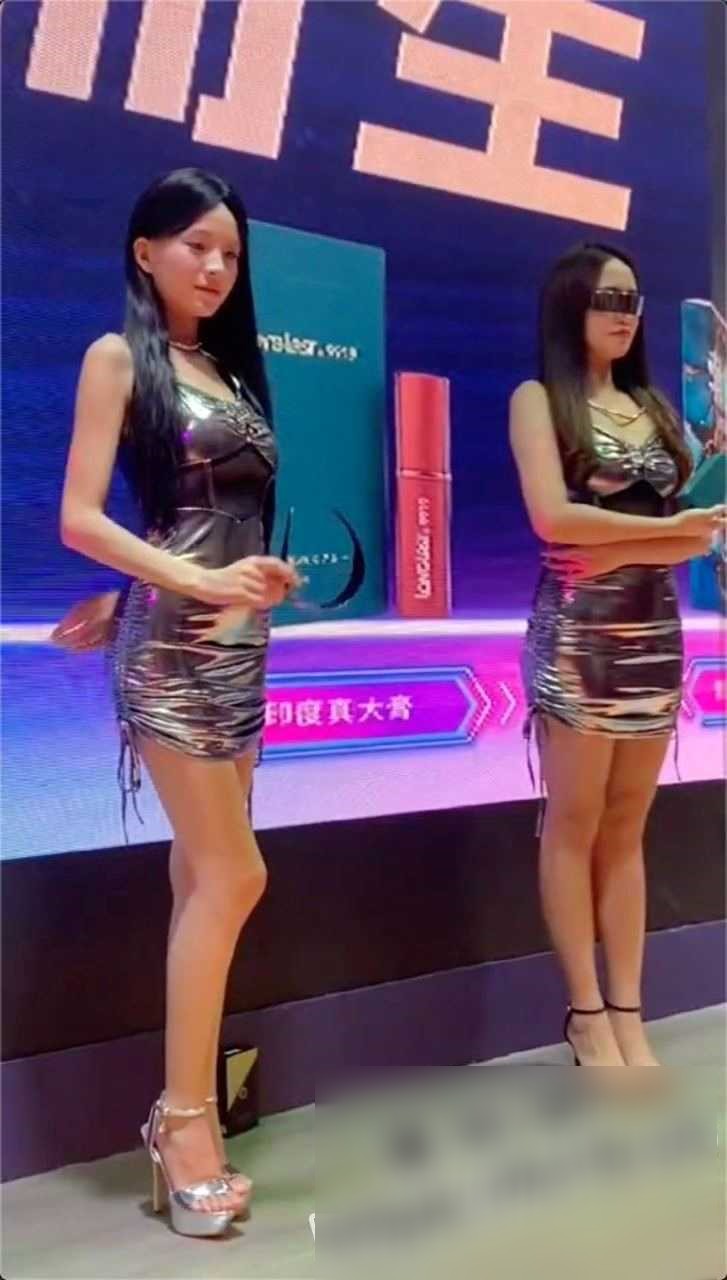真人正妹助陣炒熱氣氛。（翻自微博）