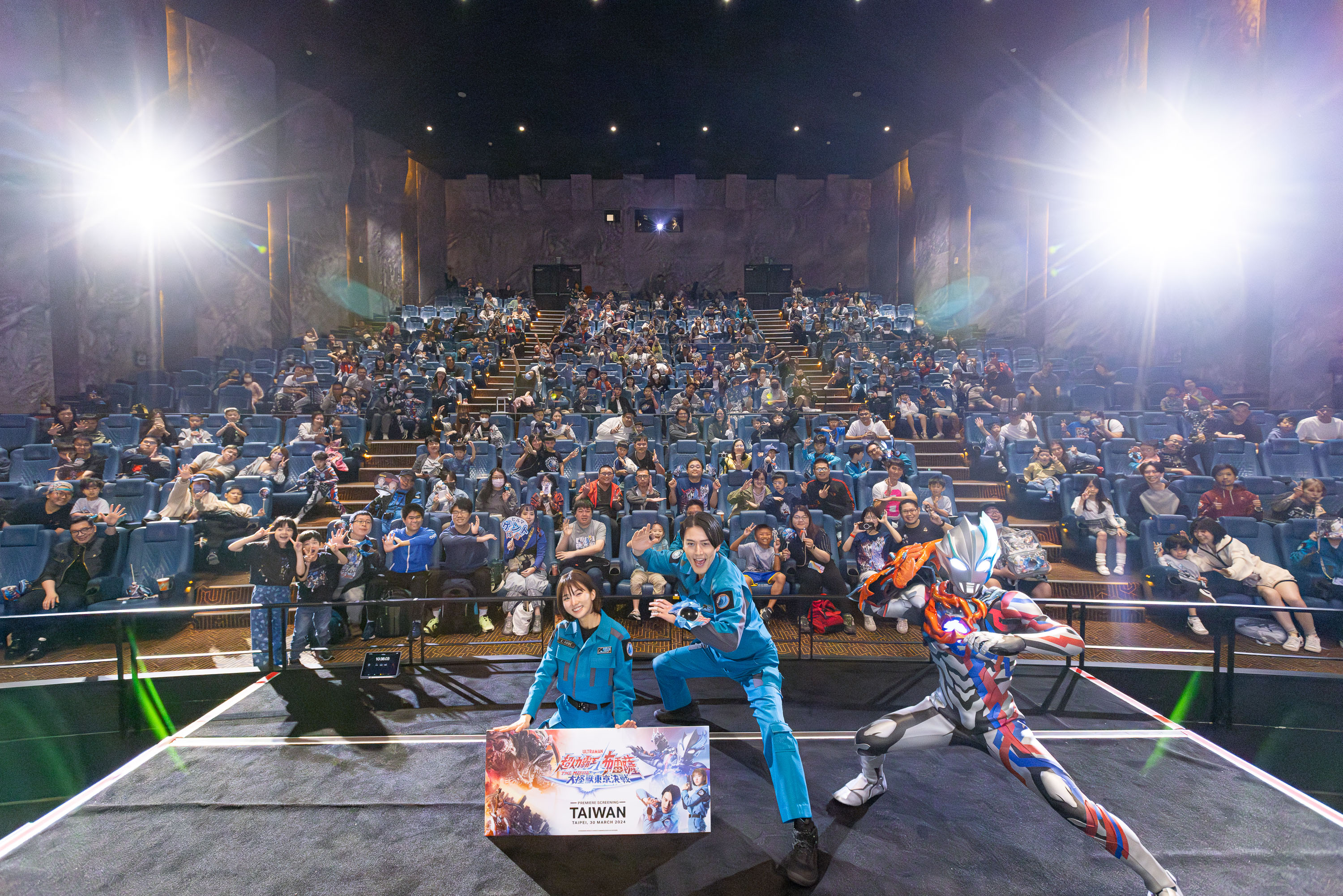 《超人力霸王布雷薩 THE MOVIE:大怪獸東京決戰》兩位主角蕨野友也(中)、搗宮姫奈(左)與粉絲留下大合照。(野獸國提供)