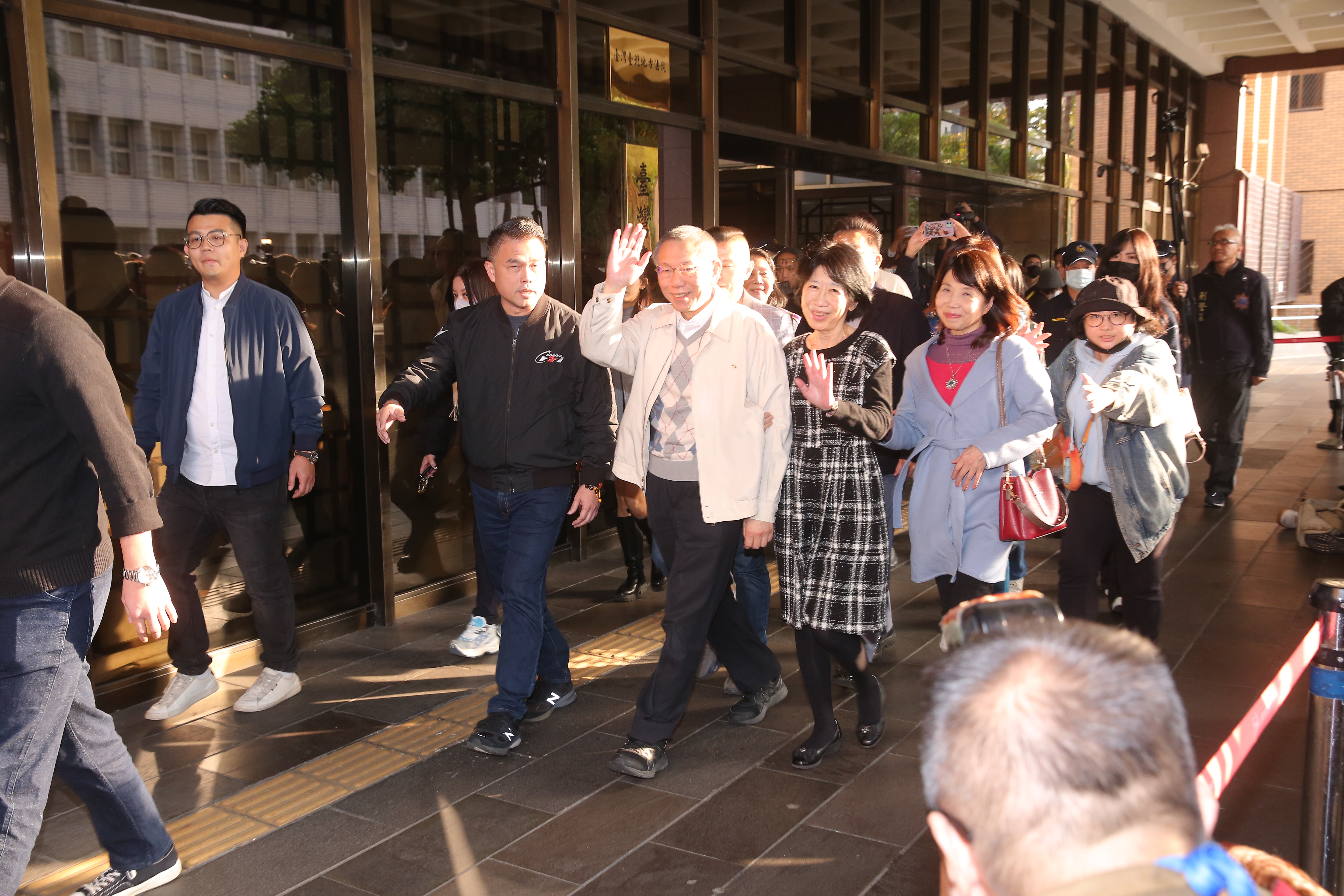 柯文哲稍早配戴電子腳鐐交保，與陳佩琪揮手向民眾致意。