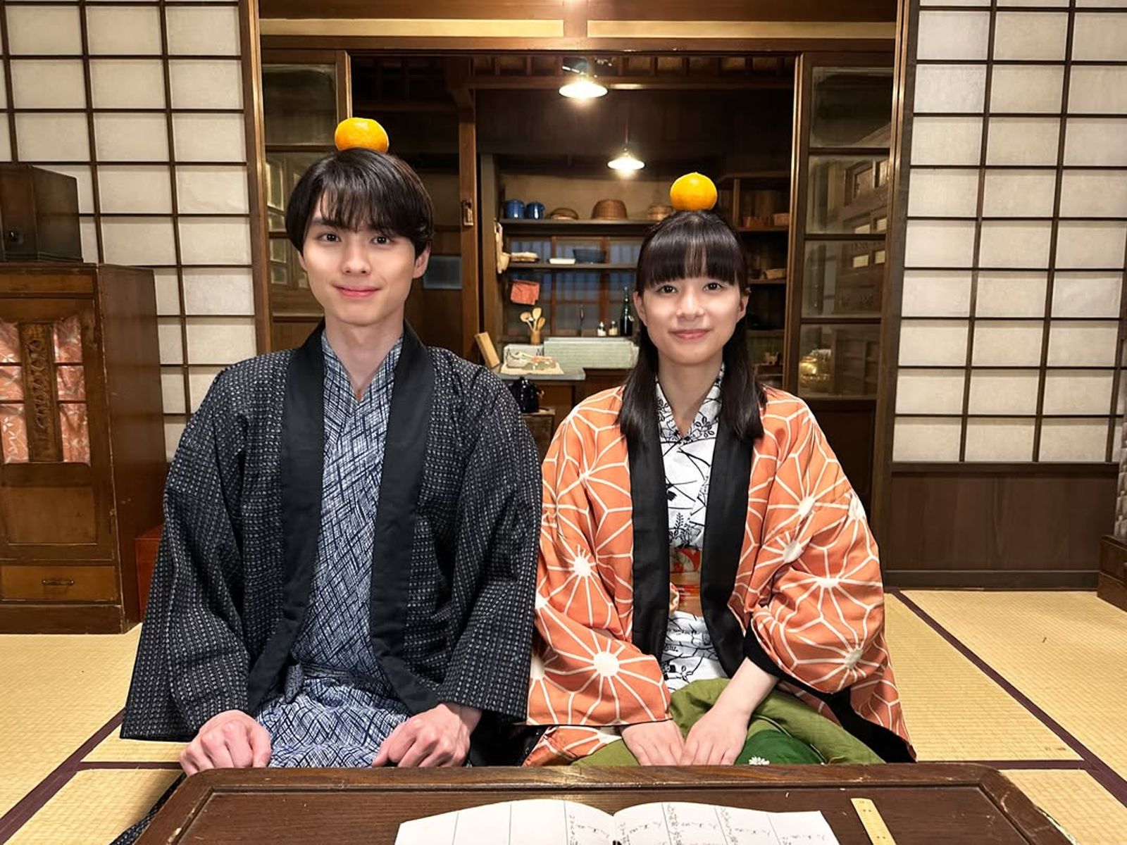 《宛如粼光夫婦日和》官方Instagram也釋出「江端夫婦」除夕夜場景的花絮照，超可愛。（官方INS）