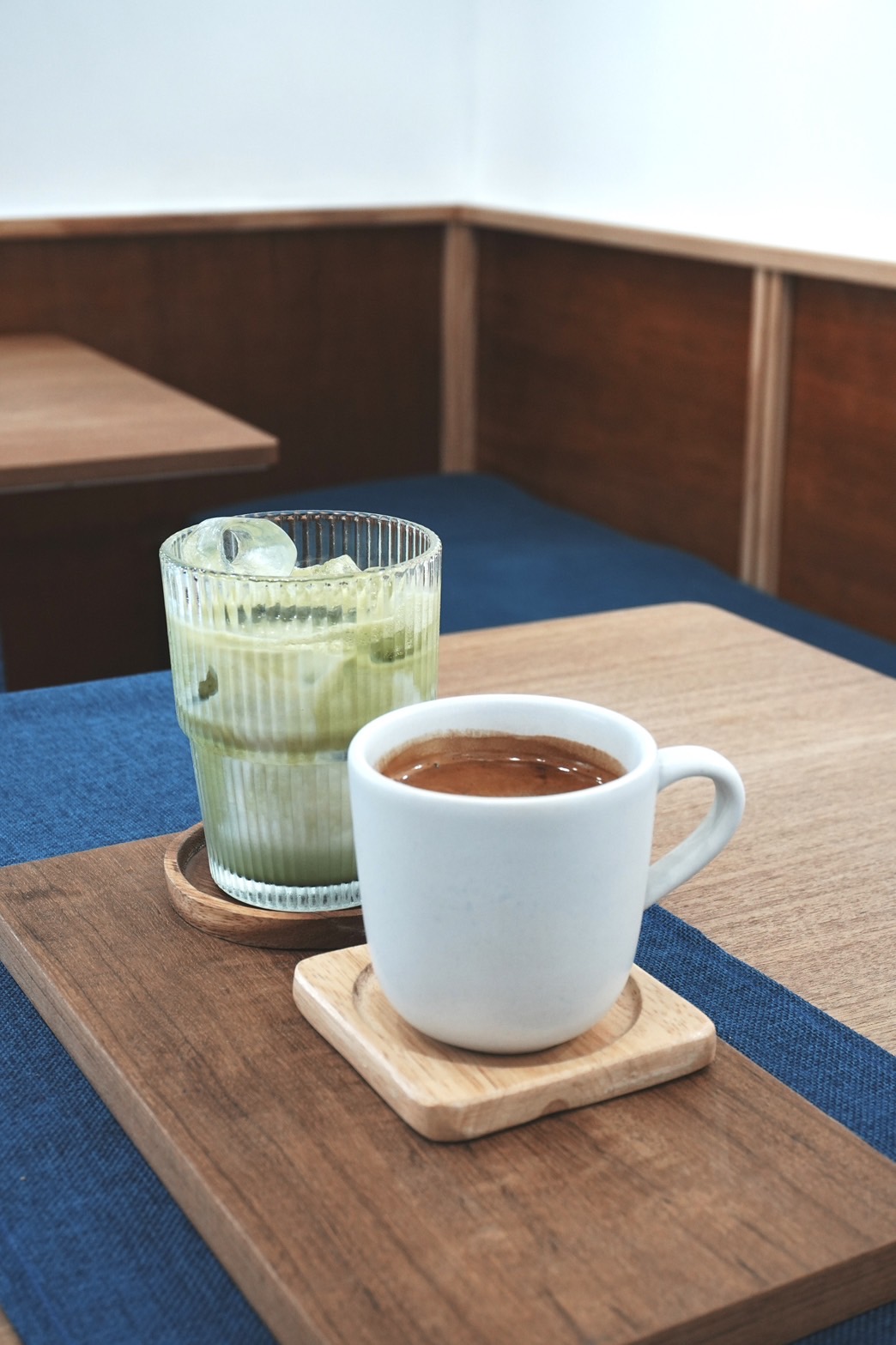 濃郁的「抹茶拿鐵」（100泰銖／杯，約NT$96）由咖啡師現場手刷抹茶調製；「美式咖啡」則帶有俐落、討喜的果香酸感。（80泰銖／杯，約NT$77）