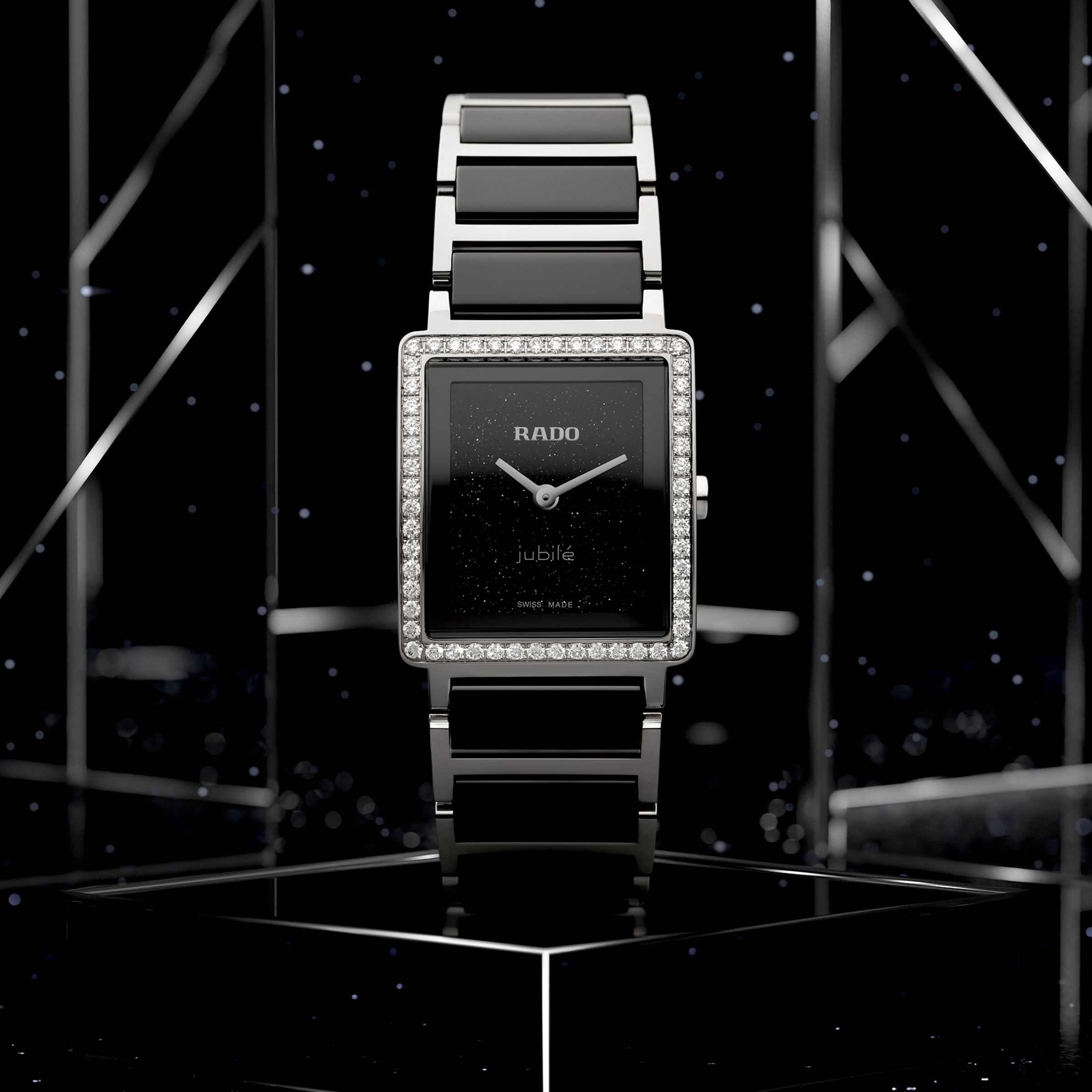RADO Integral Diamonds｜錶徑23mm X 32.7mm／不鏽鋼及高科技陶瓷材質／時、分指示／石英機芯／鑲鑽約0.58克拉／定價NT$148,900
