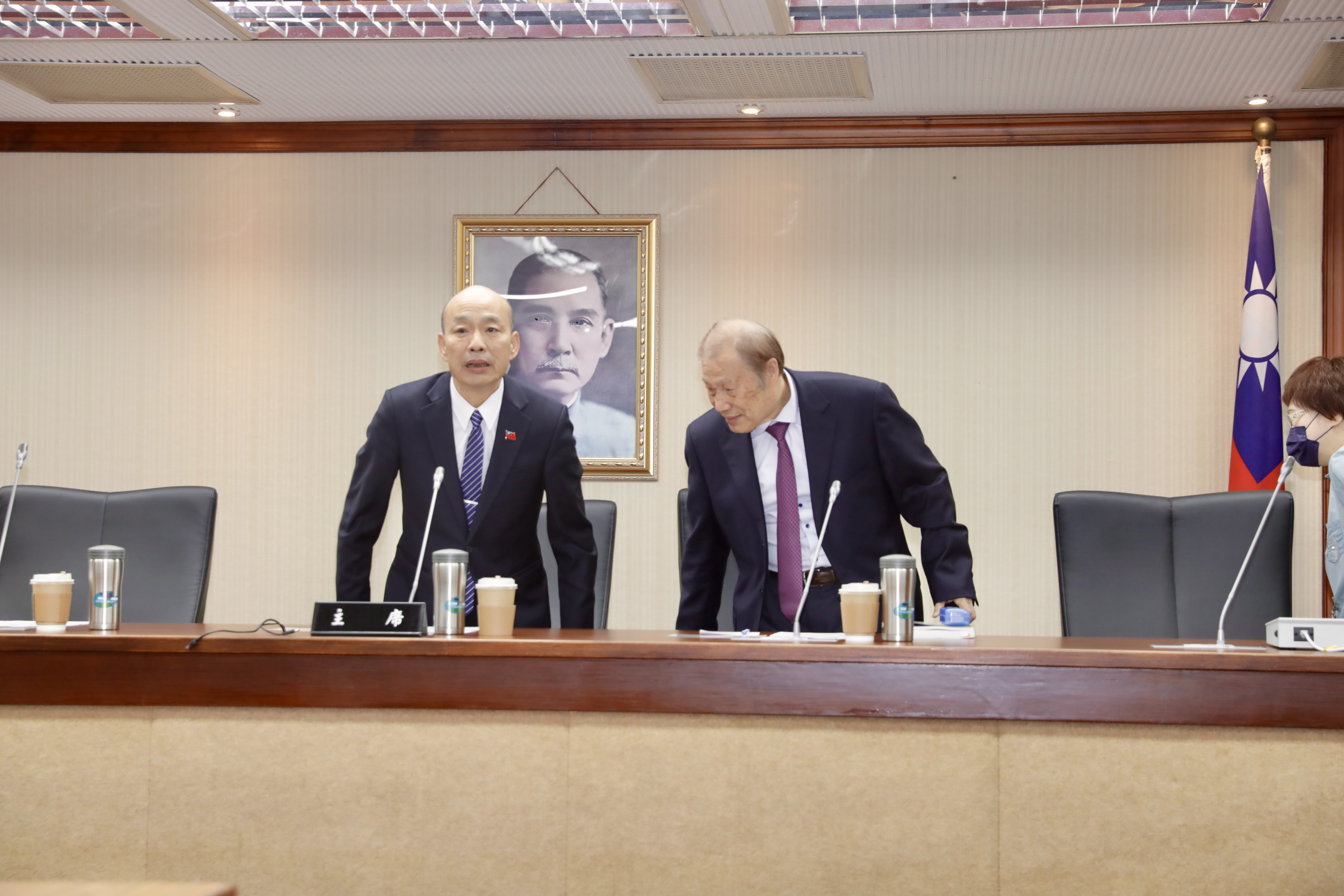 韓國瑜裁示11月1日及5日邀請行政院長卓榮泰率相關會首長列席報告，可謂是總預算卡關1個月以來重大進展。