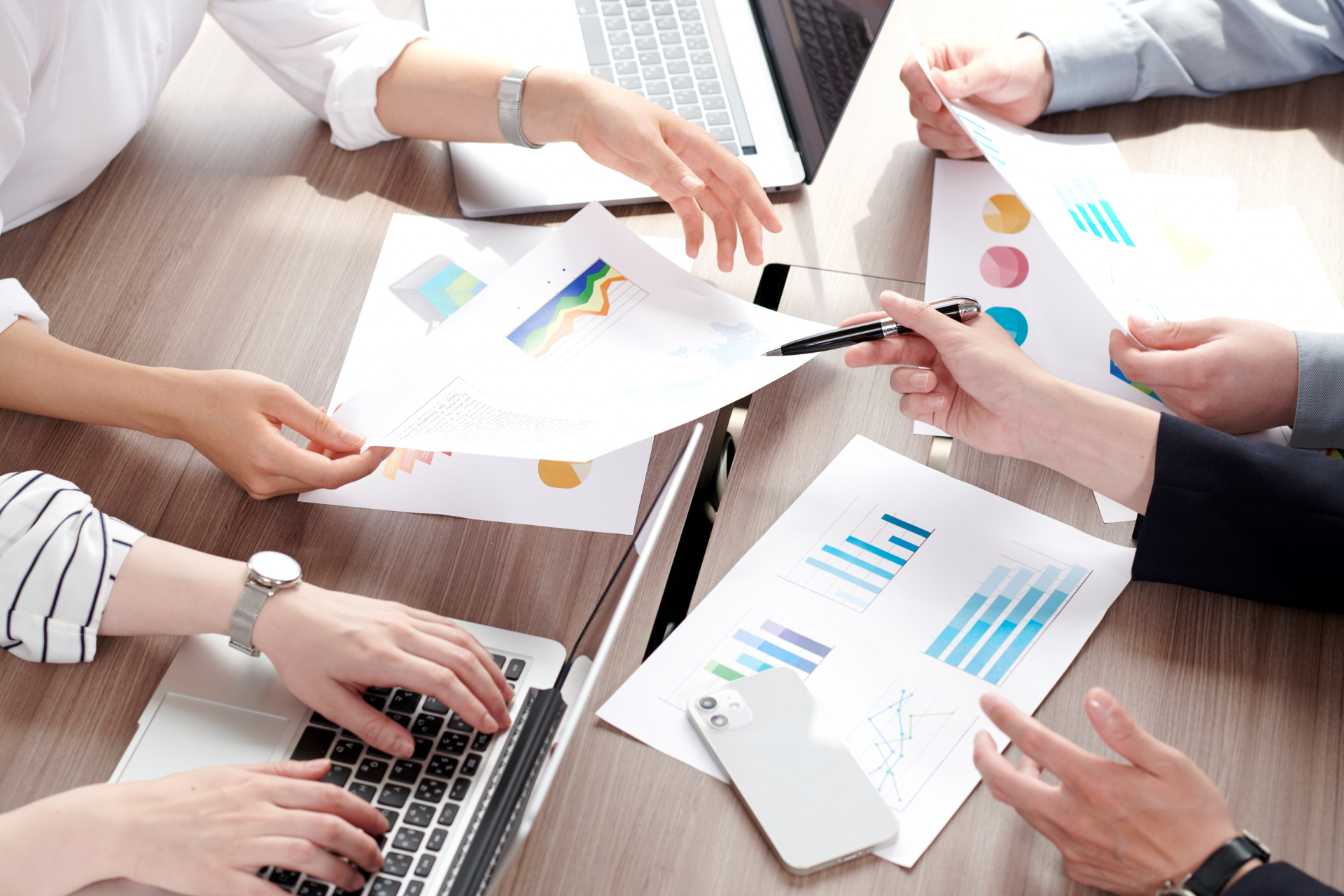 有新人在冗長會議中，舉手問主管「結論是什麼？」態度引發討論，有人說是整頓職場，但多數人批評根本是沒禮貌，圖為示意圖。（翻攝自PhotoAC）