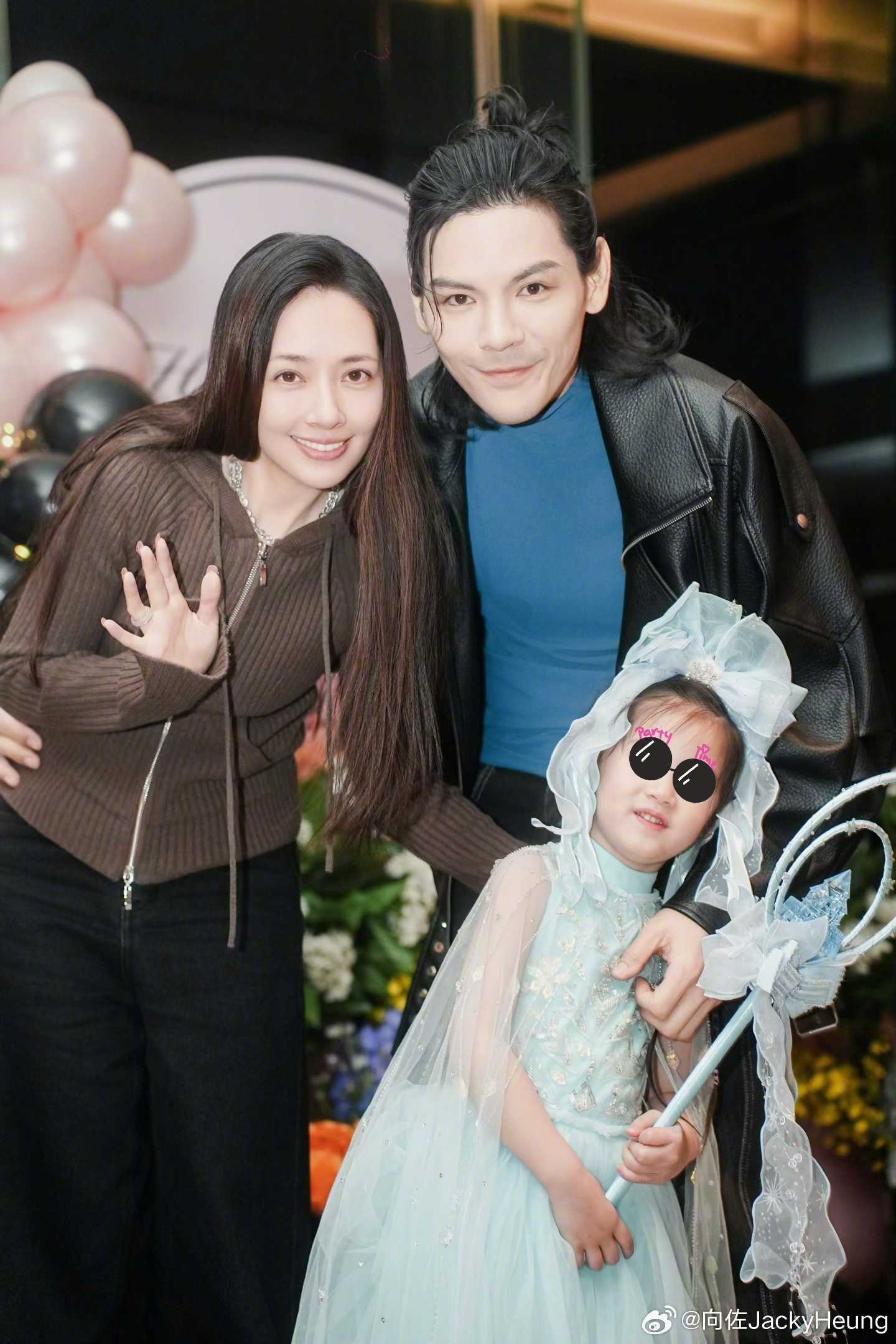對妻子郭碧婷放棄事業嫁給他相夫教子，向佐充滿感激，稱她是「偉大的老婆」。（向佐微博）