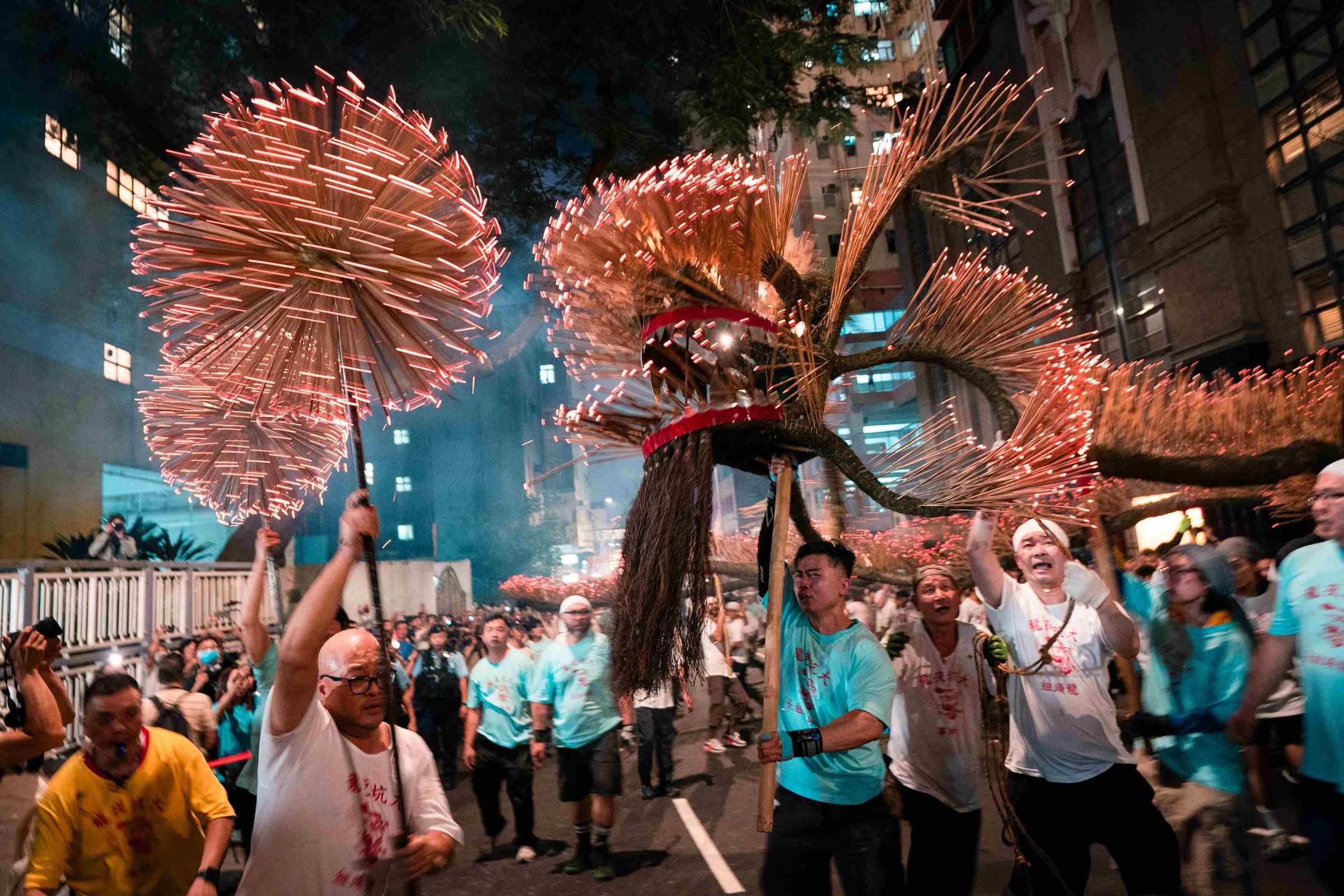 已有147年歷史的大坑舞火龍，全長67米、插滿約1.2萬枝線香，火光與鼓聲交織出香港最具代表性的中秋民俗。（香港旅遊發展局提供）