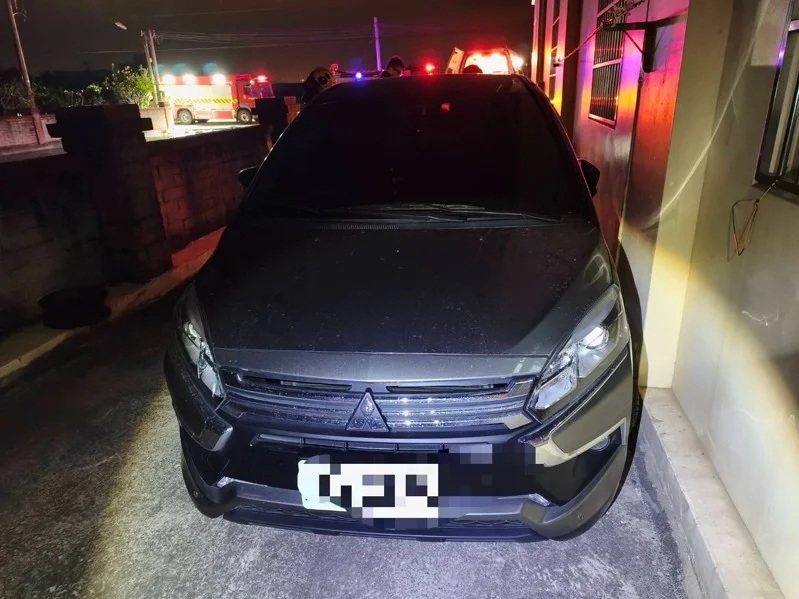 黃男被發現在休旅車上，但車身緊貼牆壁，讓他無法脫身。（翻攝畫面）
