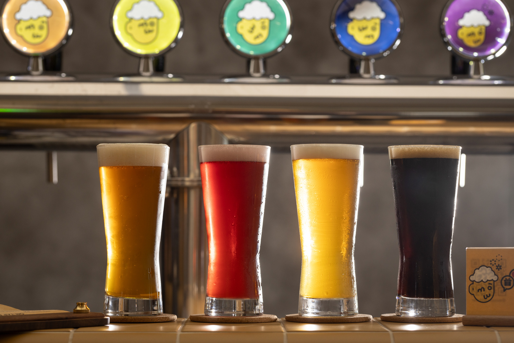「MMO Bar」提供十款口感迥然不同的啤酒。（180～280元／杯）
