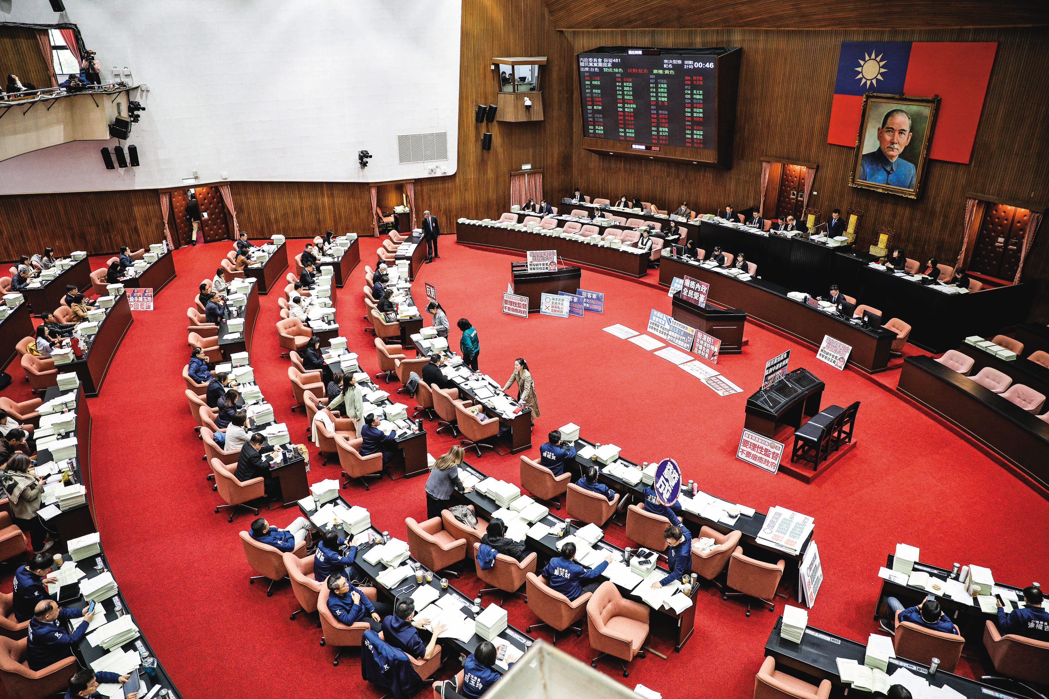 2025年總預算僵局未解，成為公民團體推動罷免的一大動力。