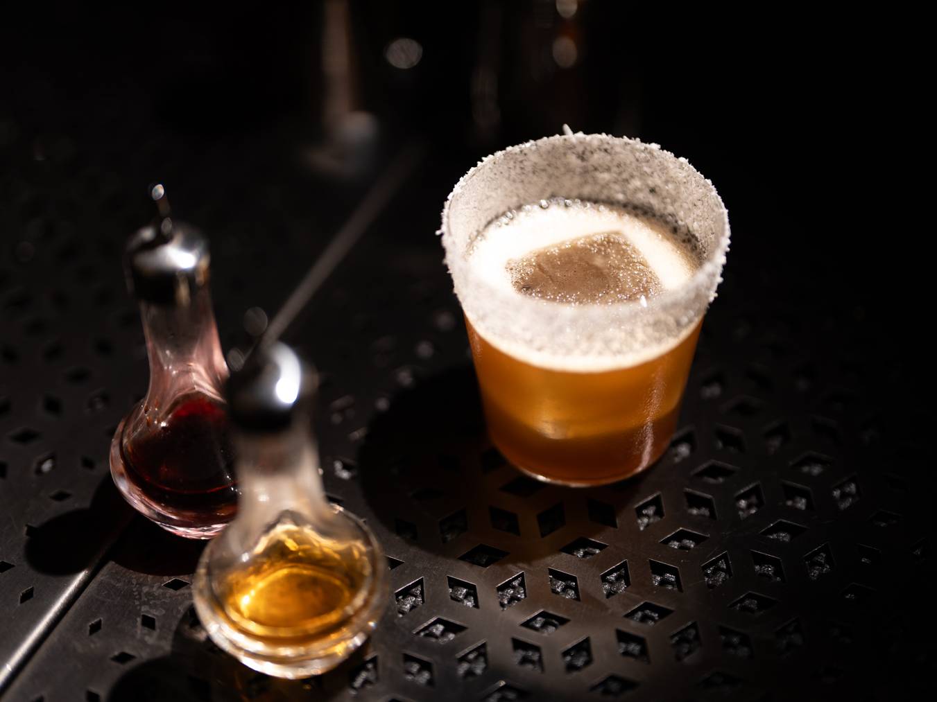 台北著名沉浸式酒吧nest（琥珀蜂巢）發表全新酒單。圖為咖啡類別中的「馬達加斯加」調酒，使用了咖啡和蘭姆酒，並在杯子上裝飾椰蓉粉。