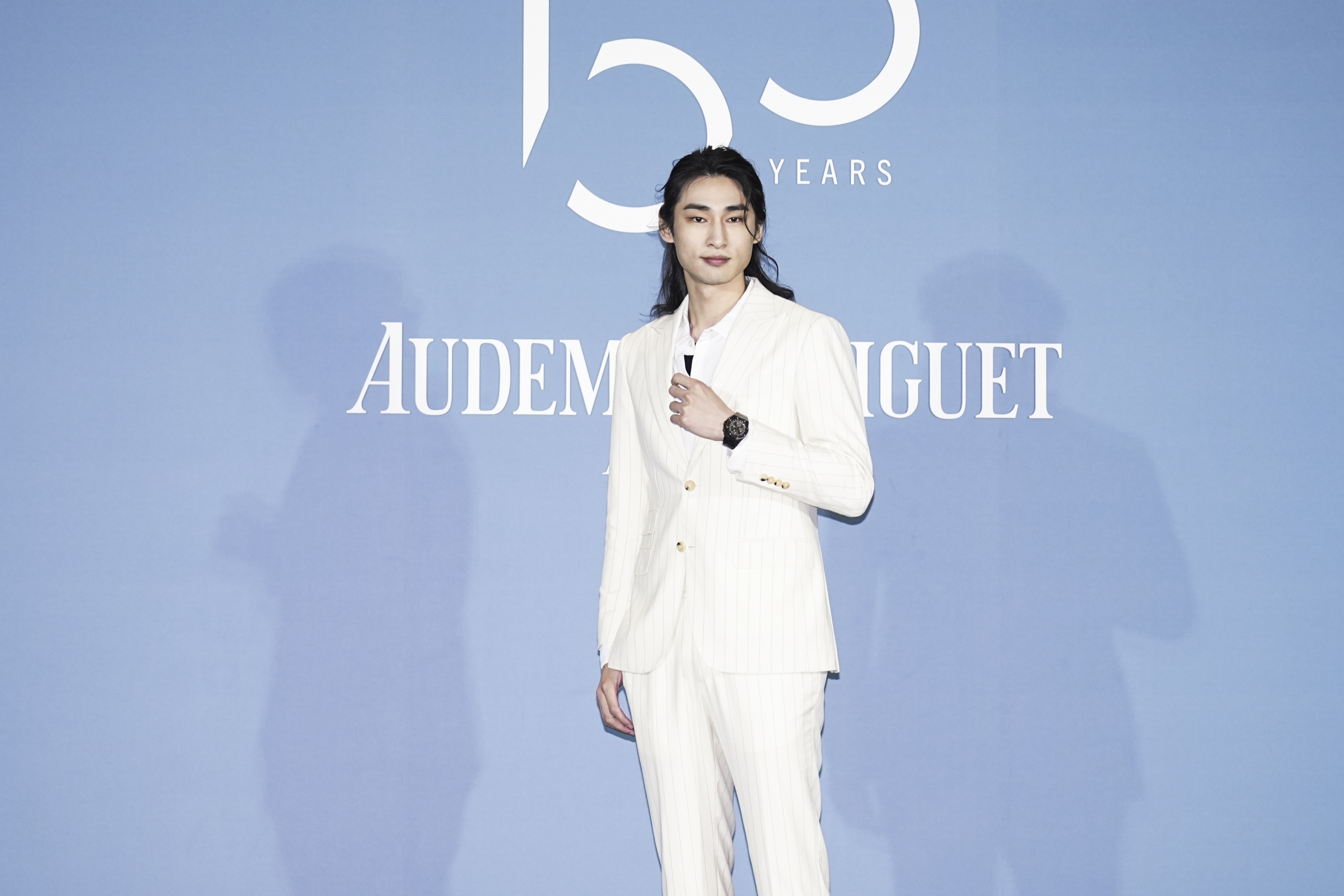 章廣辰戴上要價280萬名錶出席時尚活動。