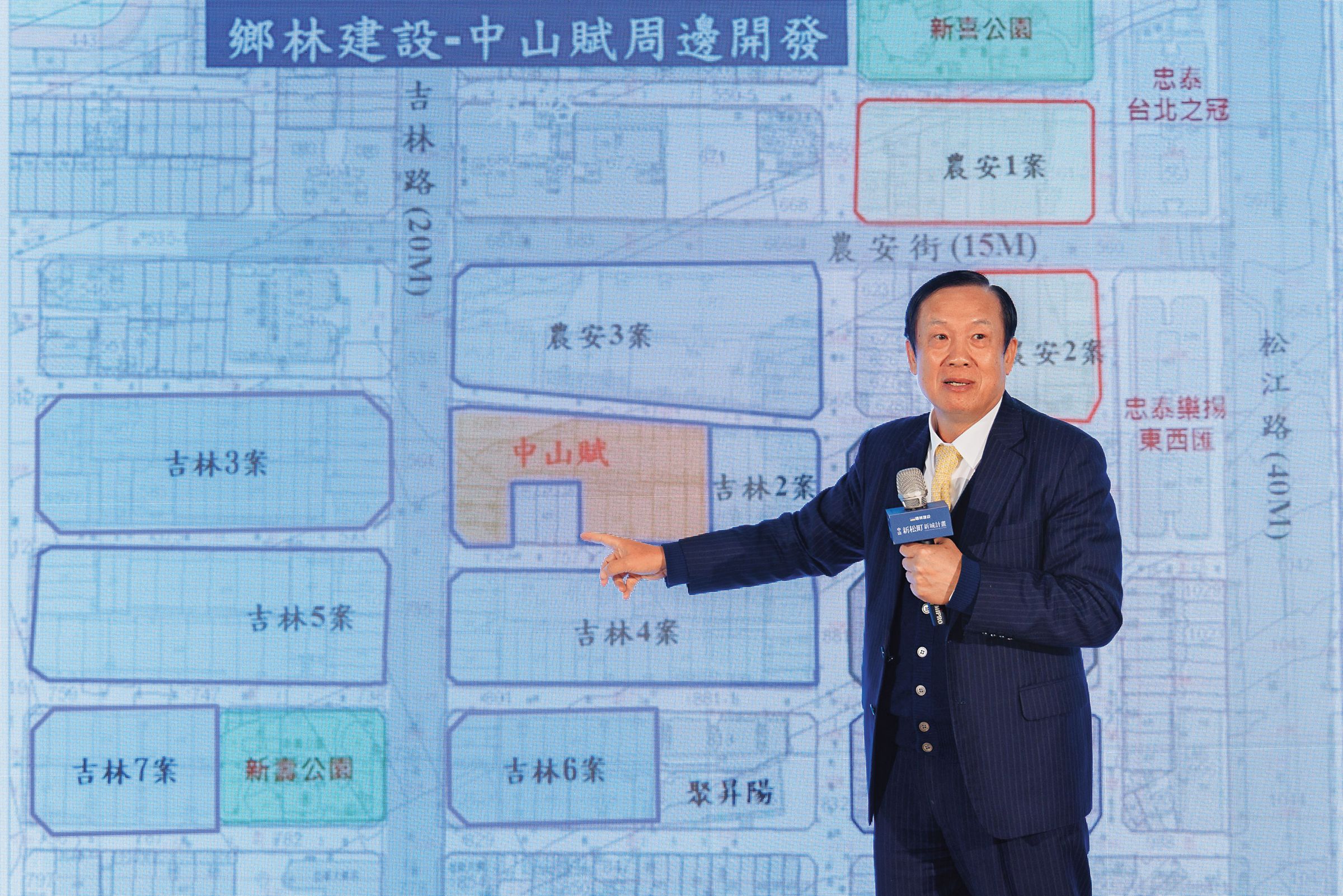 賴正鎰指著地圖,透露下一個推出的是「吉林4案」,目前同意戶比例已達8成。(鄉林提供)
