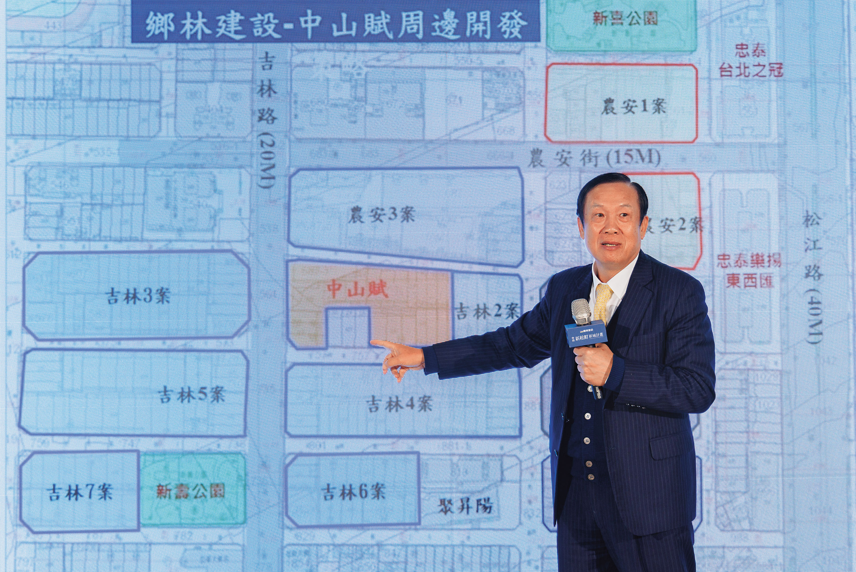 賴正鎰指著地圖,透露下一個推出的是「吉林4案」,目前同意戶比例已達8成。(鄉林提供)