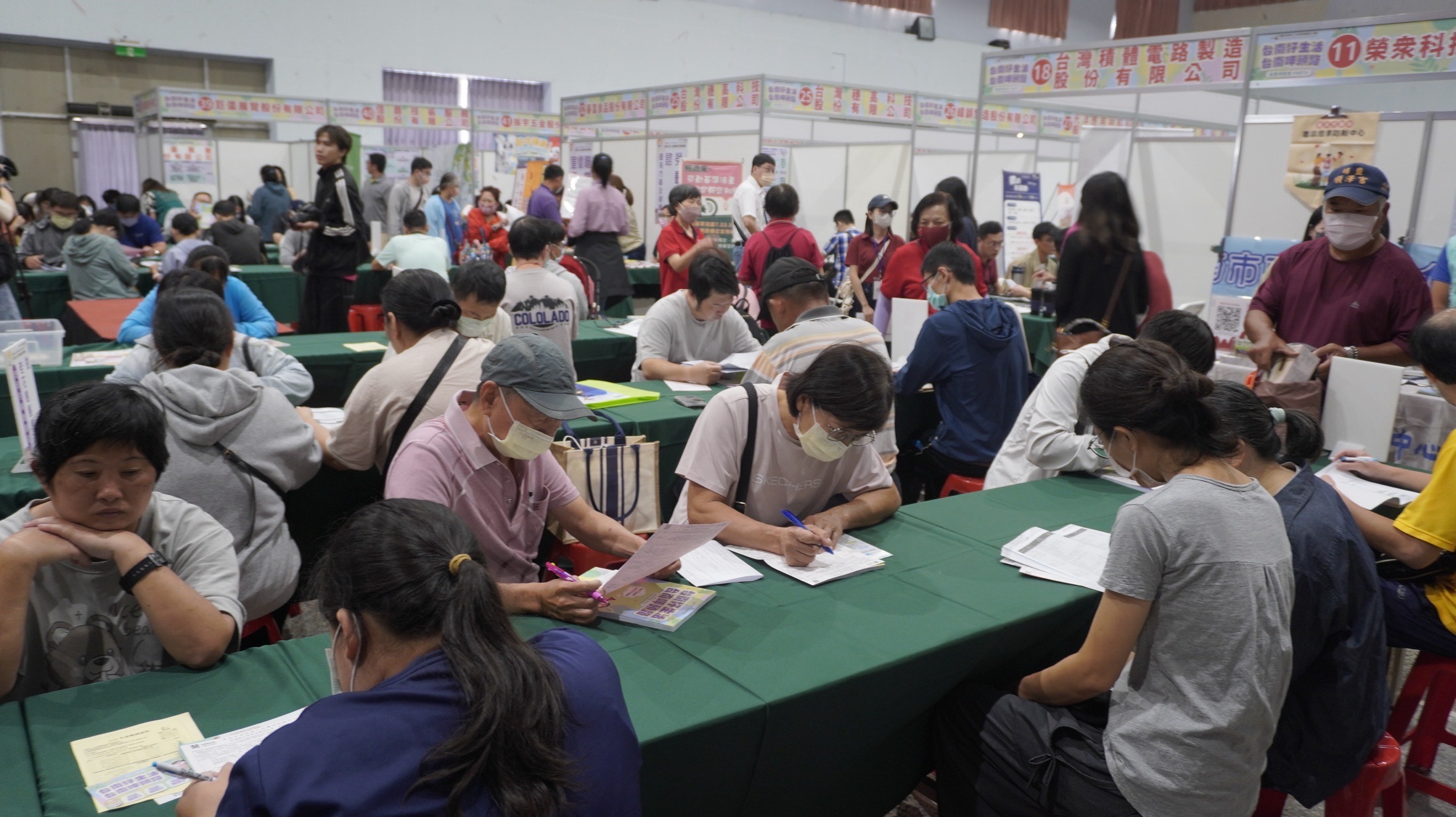 約84家廠商提供4千職缺,吸引許多民眾前來求職。(台南市政府提供)