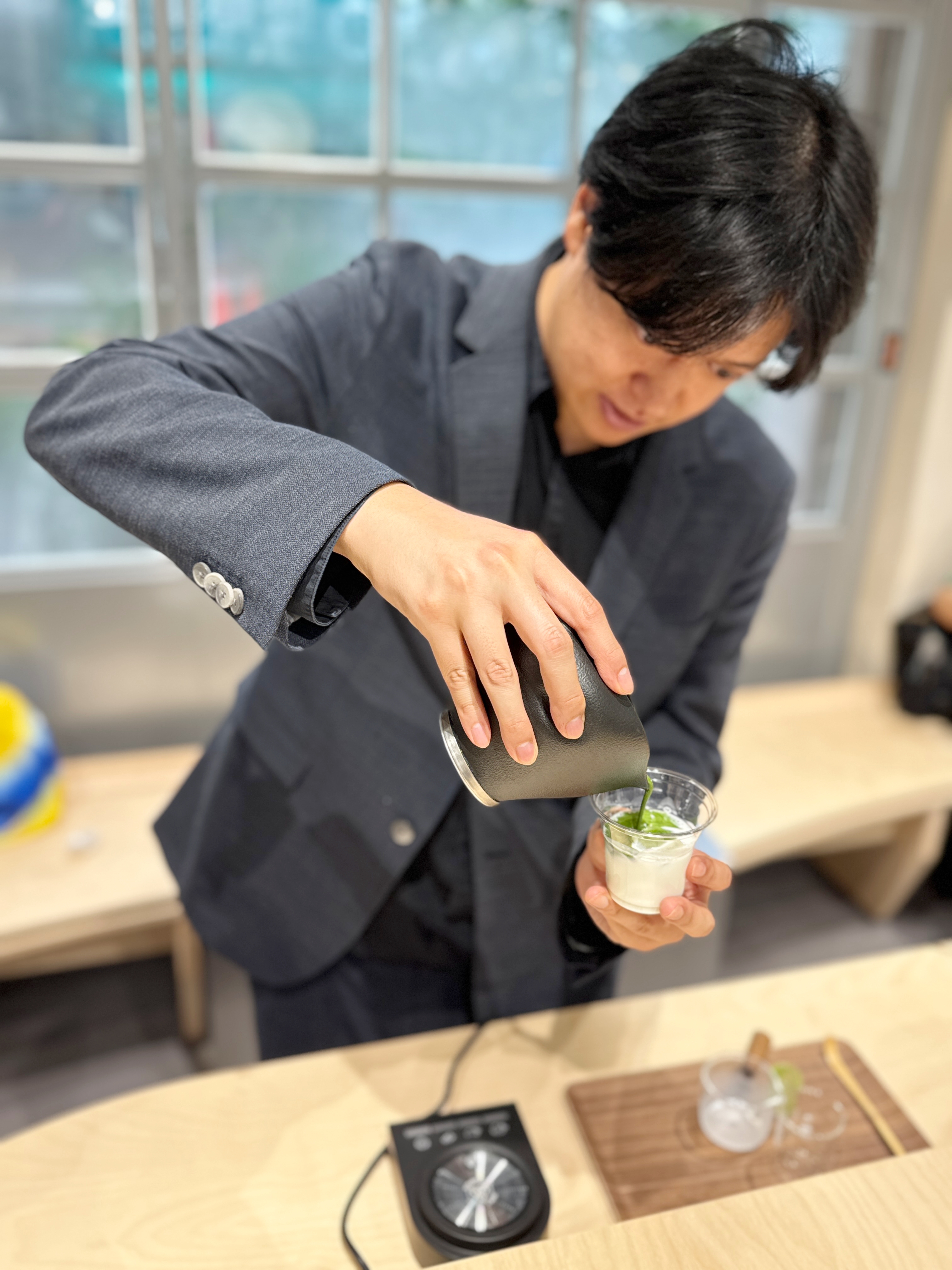 wataru創辦人Jonathan Chang在現場親自示範如何使用智茶碗刷抹茶。