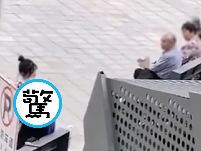 男公開鑽女友胸懷「埋頭苦幹」，旁邊阿公阿嬤都來湊熱鬧。（翻自《吃瓜網》）