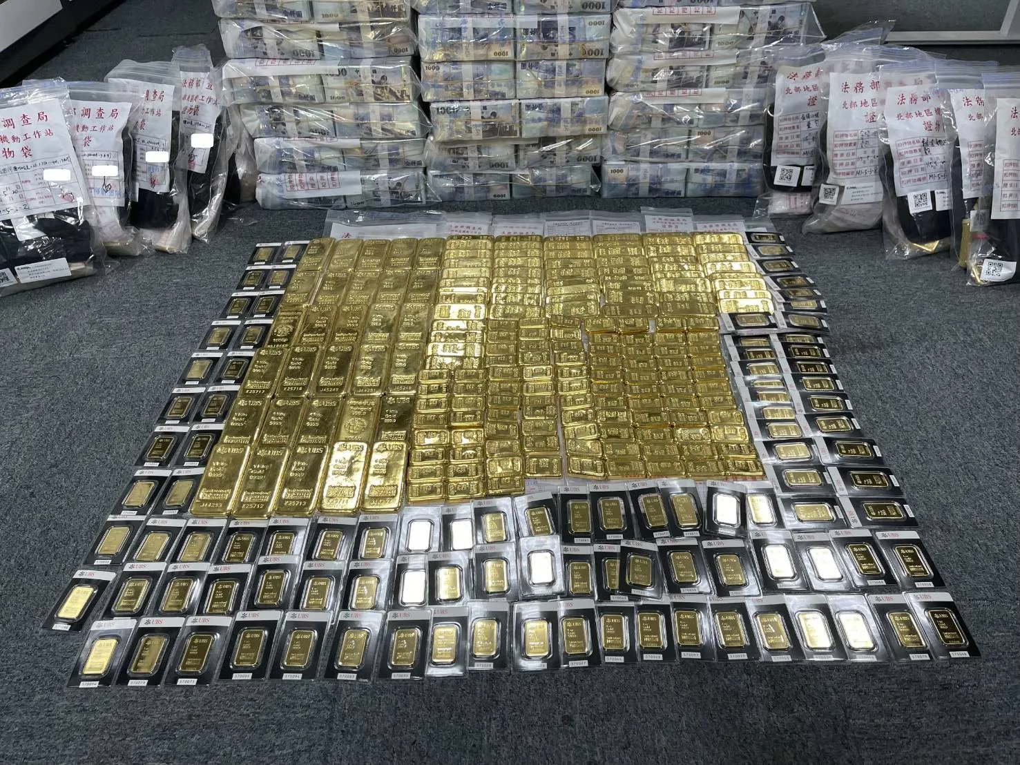 檢警在豪宅地下室查獲232公斤黃金。（檢方提供）