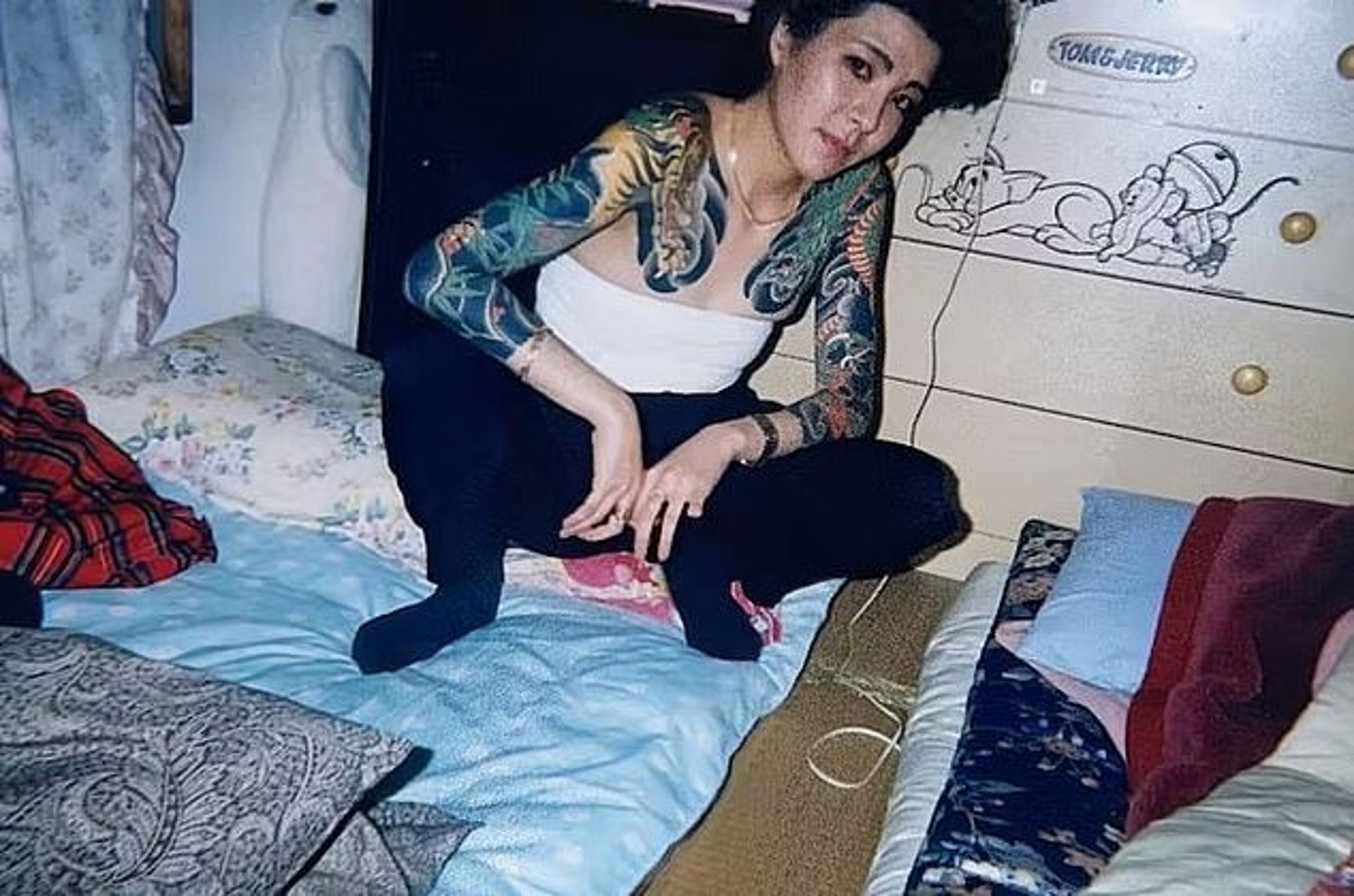 正妹女流闖父權黑幫極道,一女戰多男沒在怕!「斷指大姐大」傳奇一生。(翻自《每日郵報》)