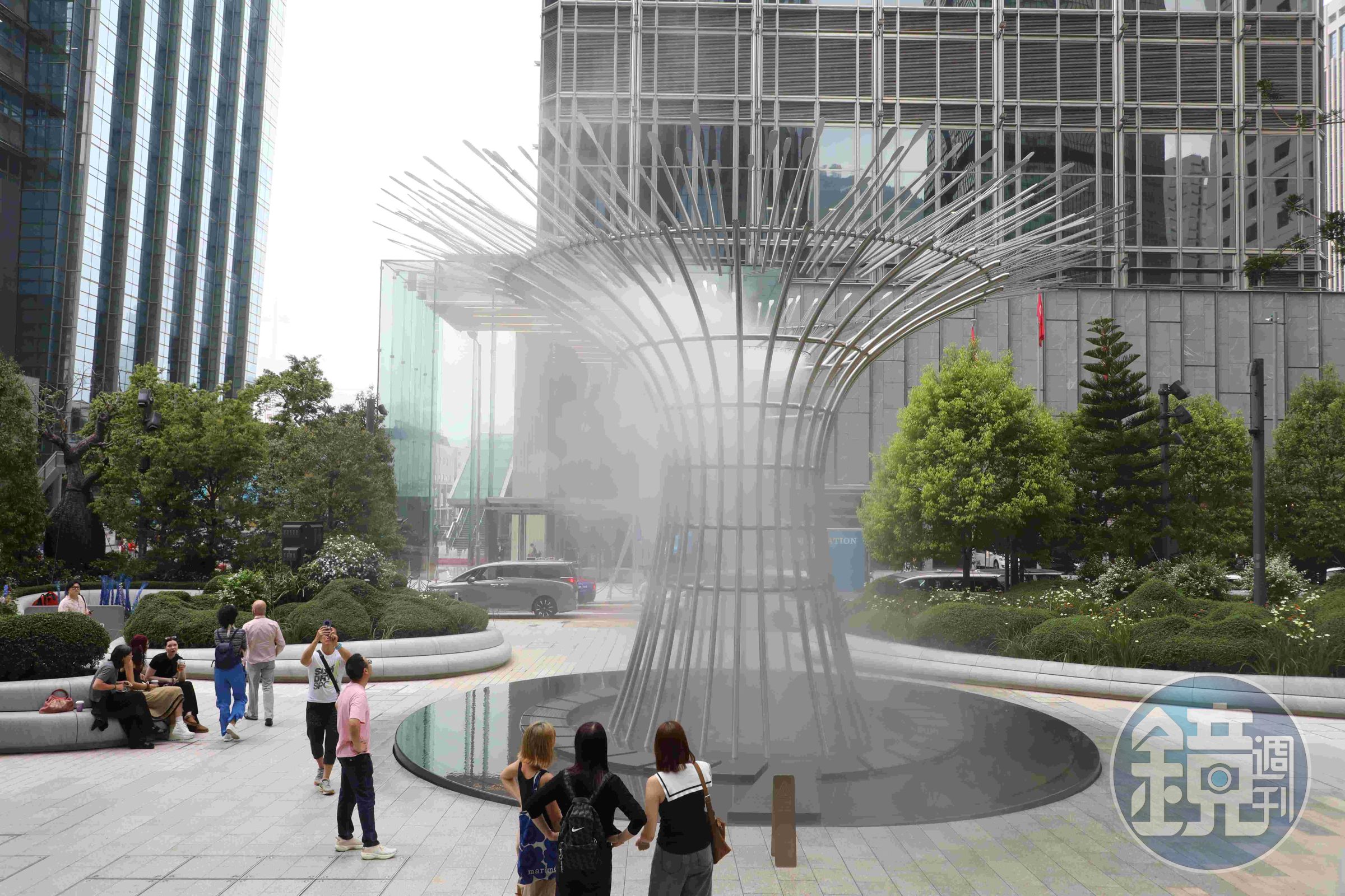 7米高的不鏽鋼霧樹《生息之源Breathing Tree》,會定時噴出水霧。