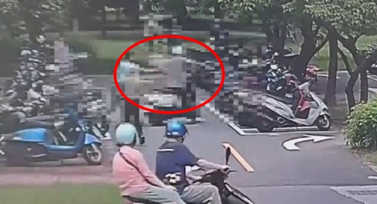 一名40歲男子突然攻擊互不認識的老翁，現場目擊民眾合力制止。（翻攝畫面）