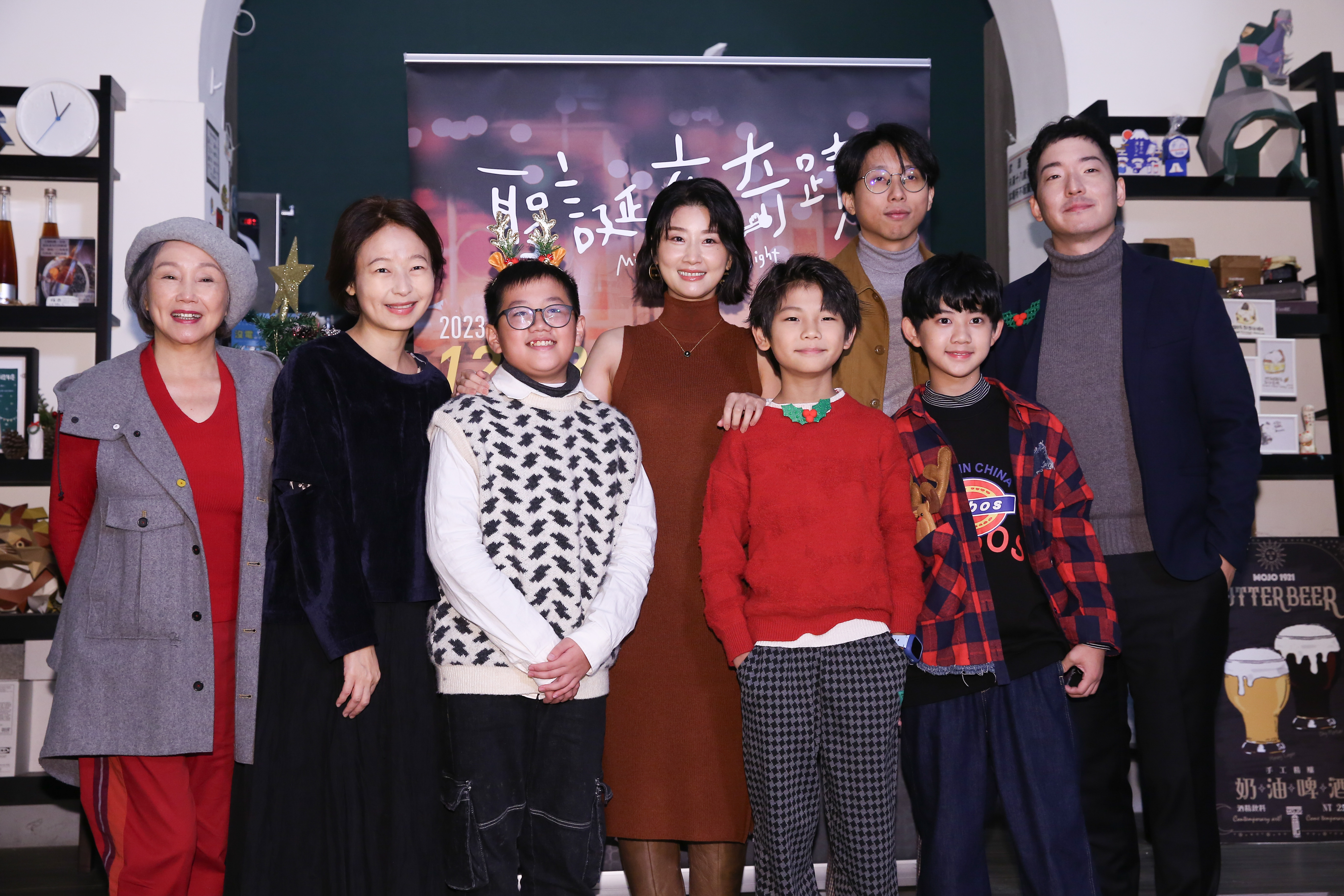 《聖誕夜奇蹟》導演王孔澂帶著製作人賴珍琳、演員朱芷瑩、洪君昊、鄭淳允、陳少卉、陳季霞、許時豪為作品宣傳。