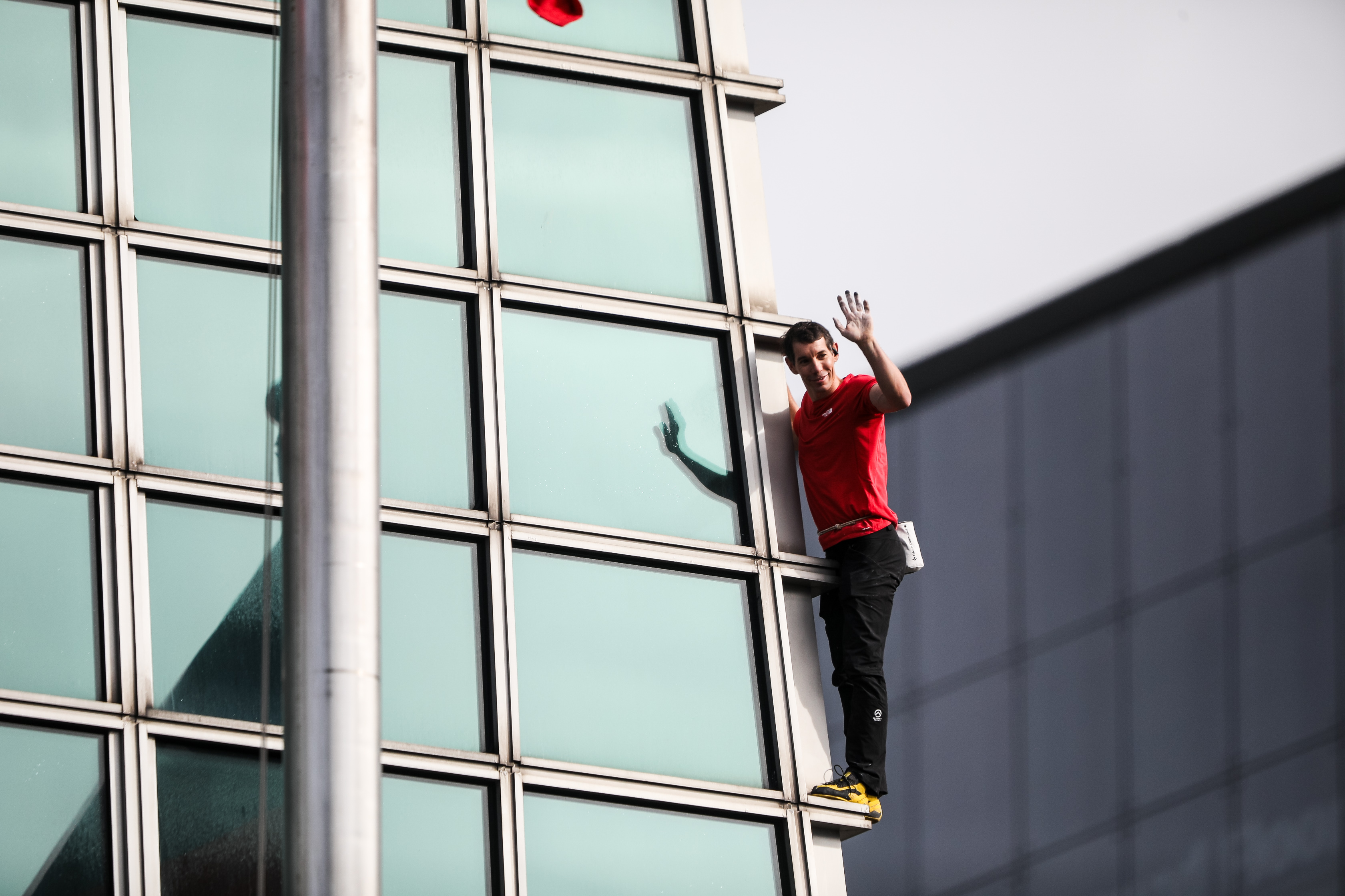 美國極限攀岩家艾力克斯霍諾德成功徒手攀爬台北101,歷史壯舉透過Netflix在全球直播,引發國內外熱議。(鏡報鄒保祥)